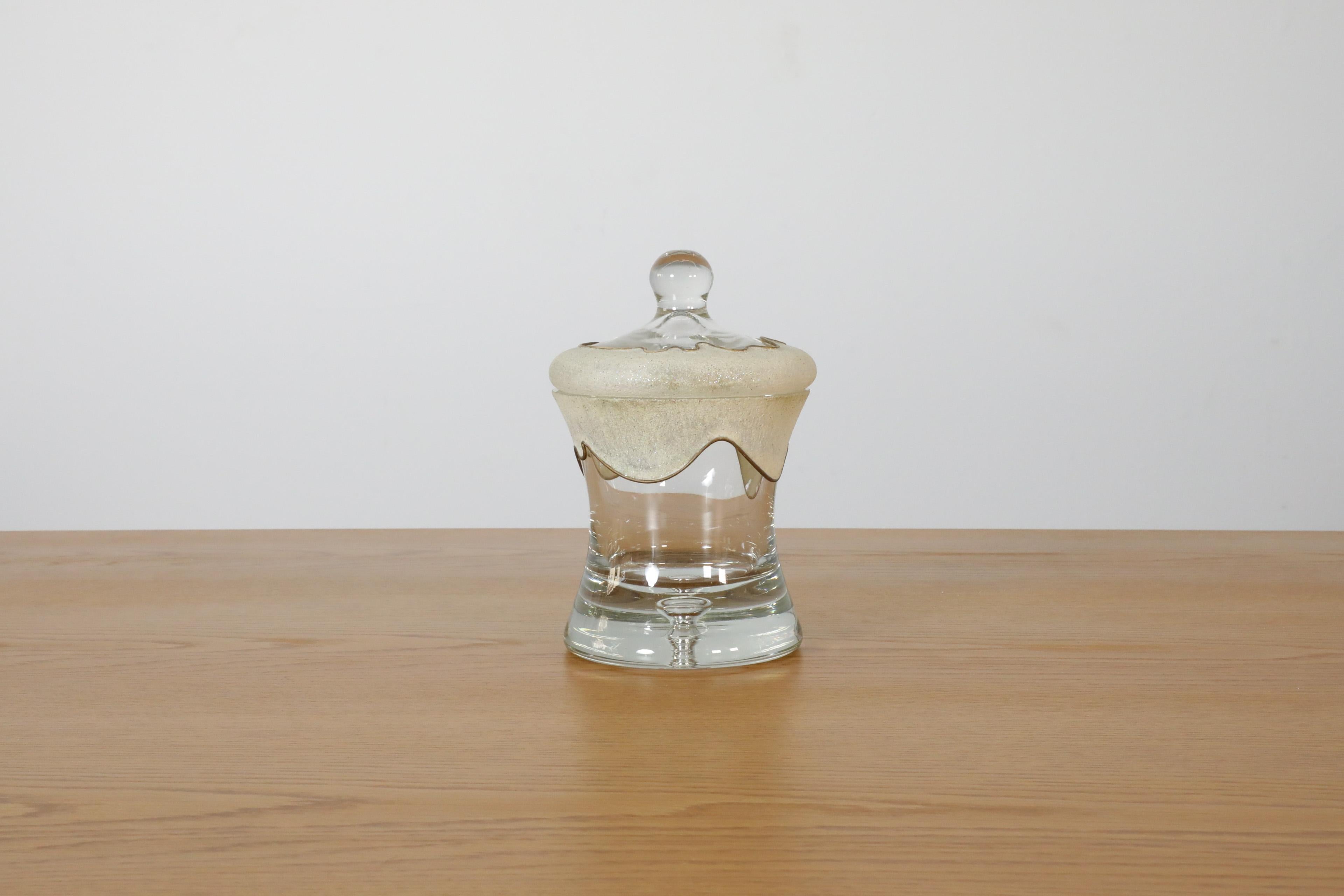 Tarro de Boticario Vintage de Vidrio Soplado con Esmalte Decorativo de Azúcar y Tapa a Juego siglo XX en venta