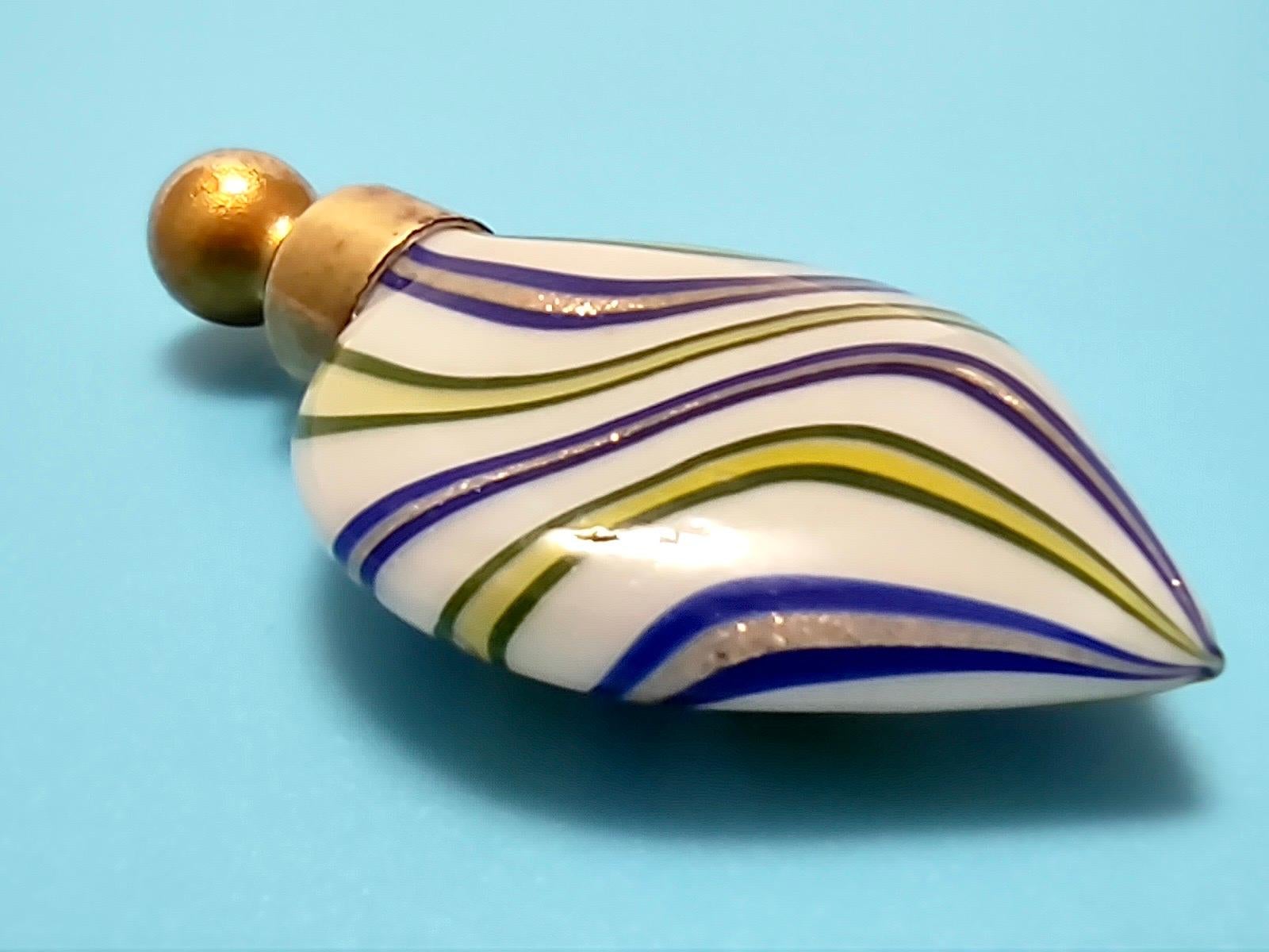 Mid-Century Modern Bouteille de parfum miniature vintage en verre soufflé et laiton en vente