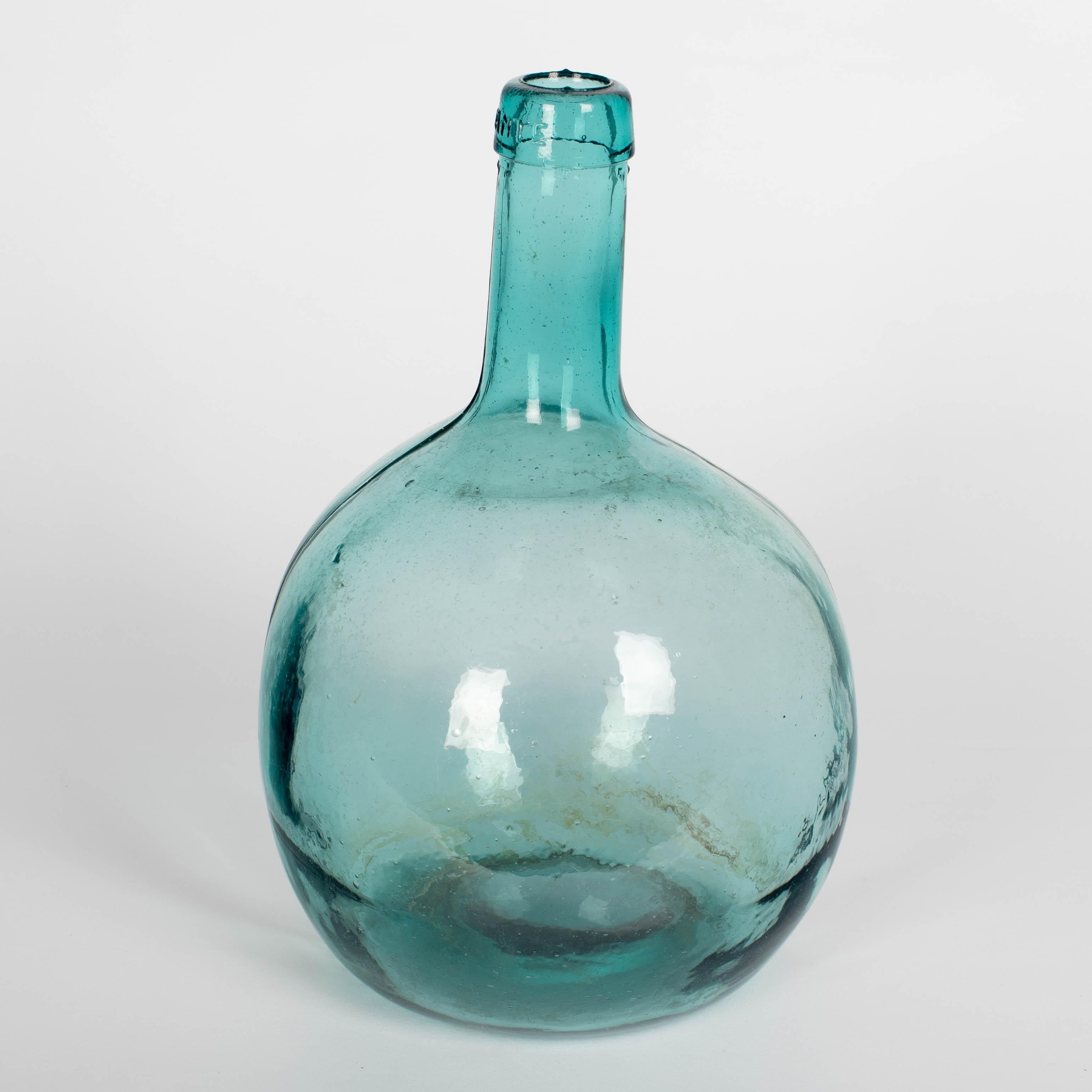 Juego de 2 botellas de vidrio soplado de época en venta 3