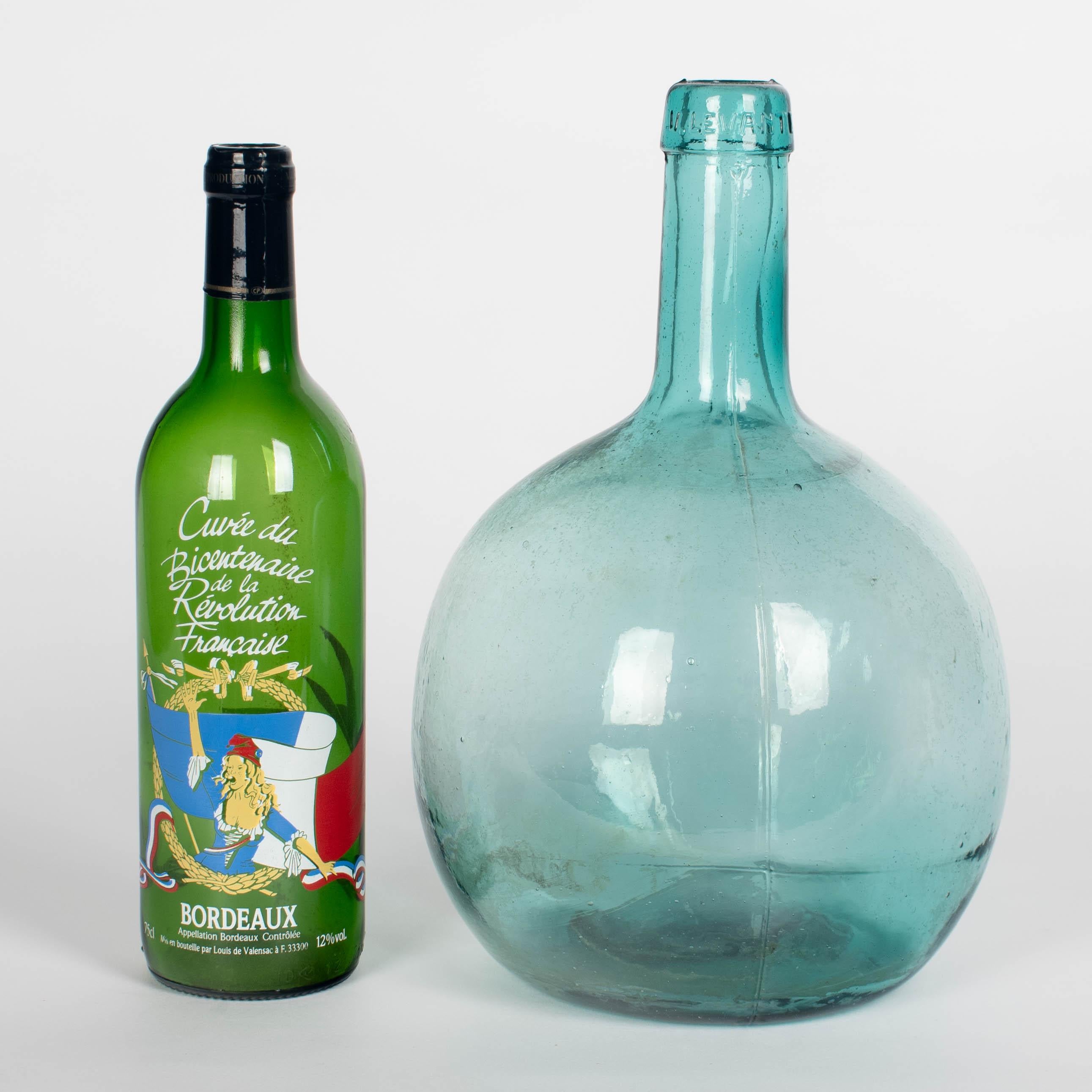 Juego de 2 botellas de vidrio soplado de época en venta 4
