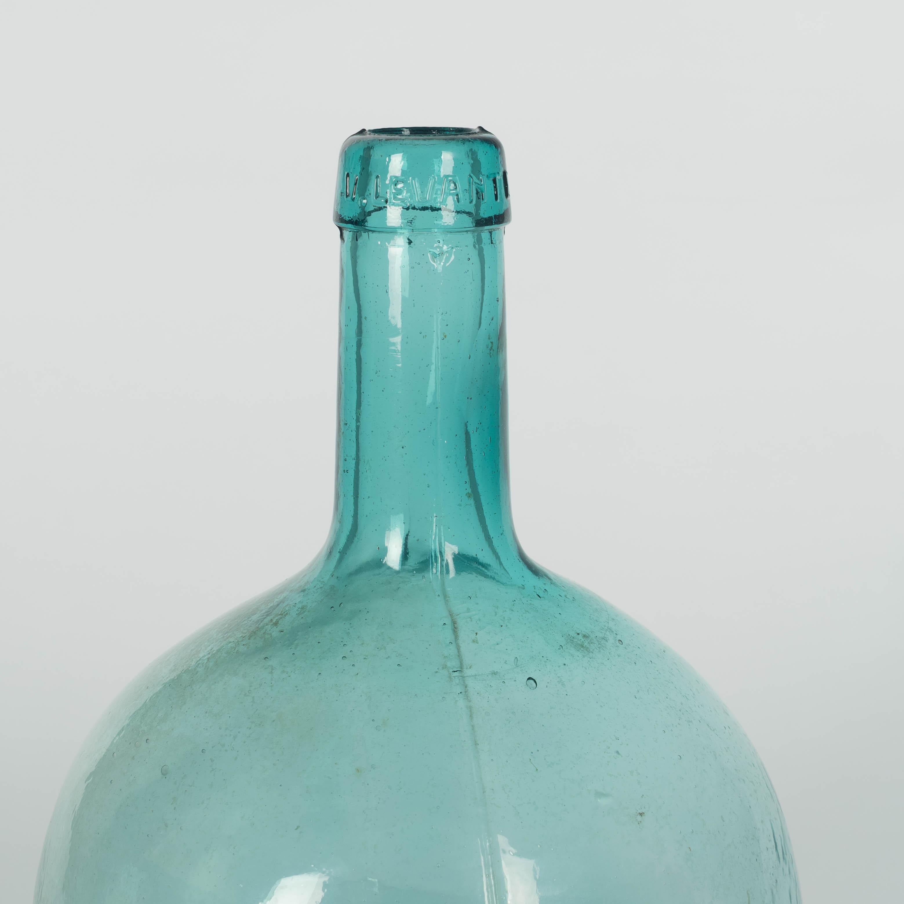 Juego de 2 botellas de vidrio soplado de época en venta 8