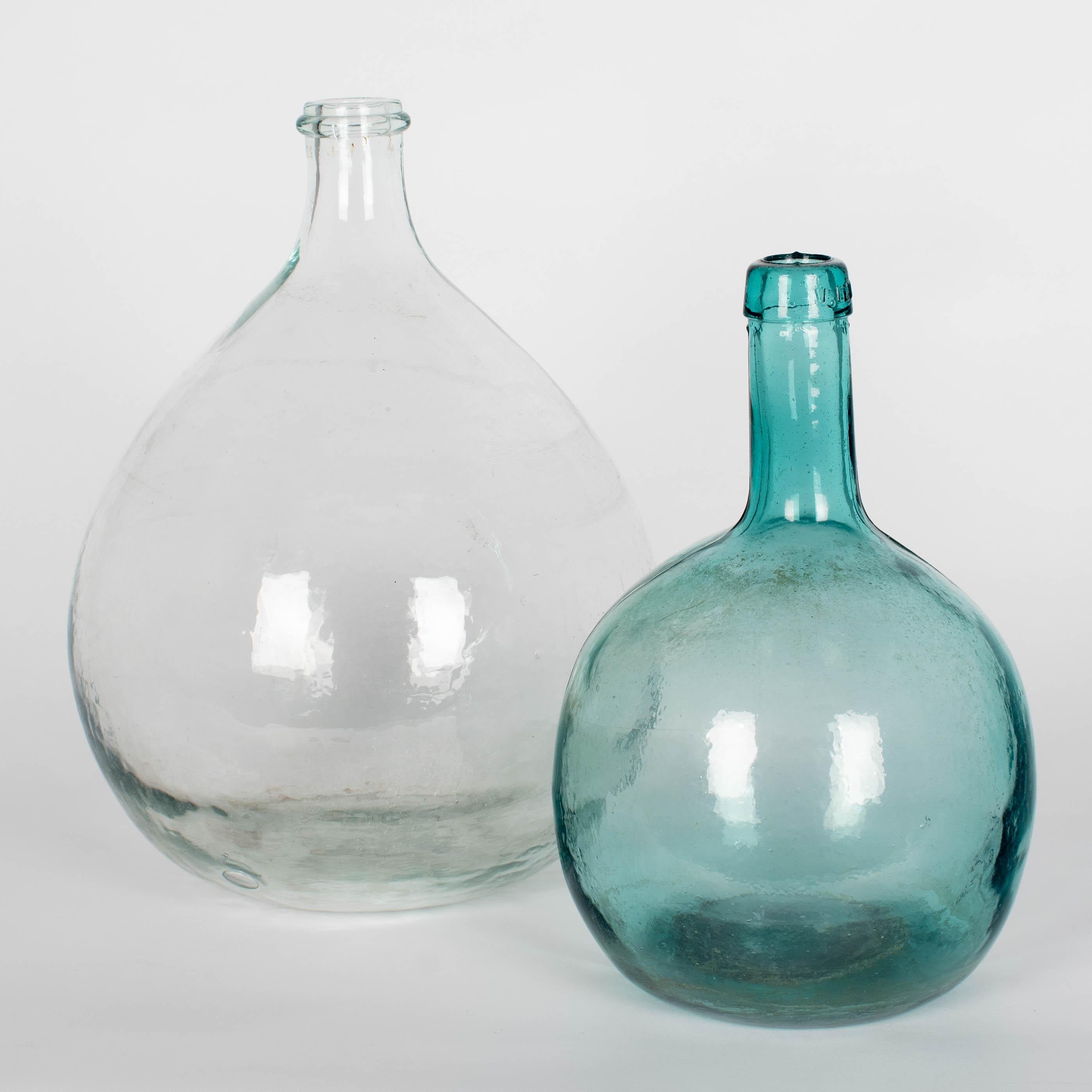 Juego de 2 botellas de vidrio soplado de época Vidrio soplado en venta
