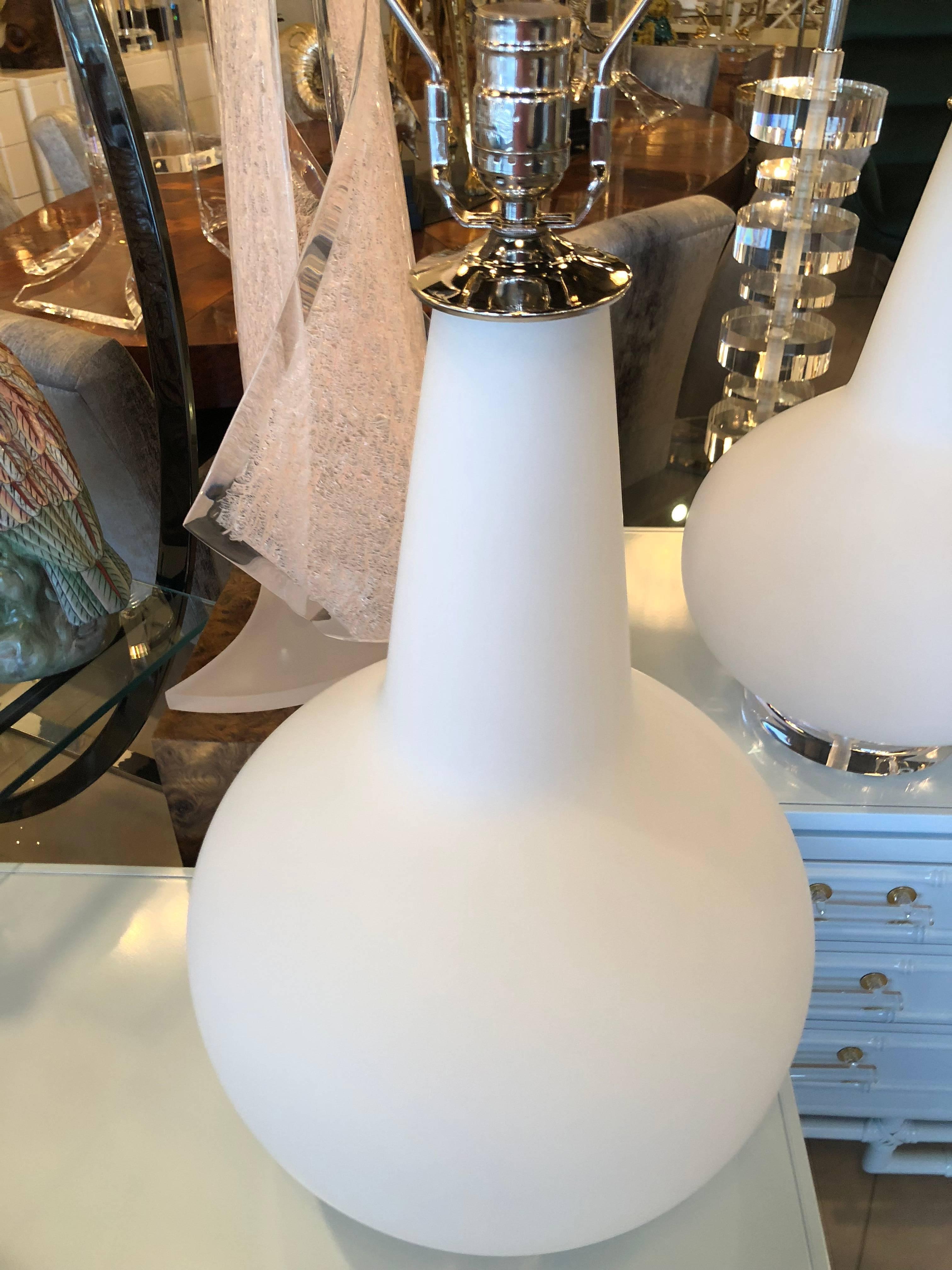 Vintage Blown Glass Murano Italy Table Lamps Pair of Lucite Base Chrome In Excellent Condition In West Palm Beach, FL