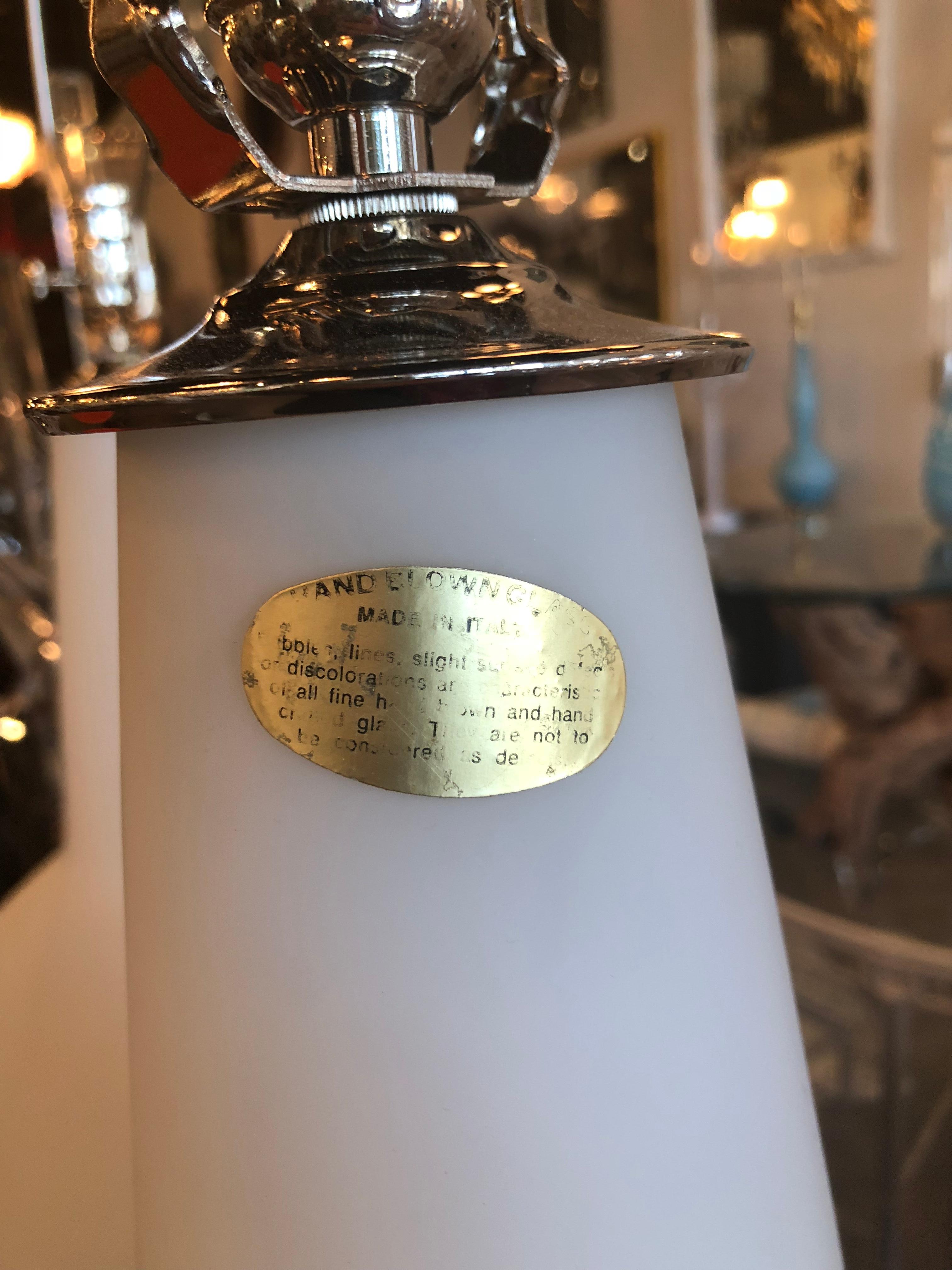 Paar Tischlampen aus mundgeblasenem Muranoglas, Italien, Lucite-Sockel, Chrom im Angebot 3