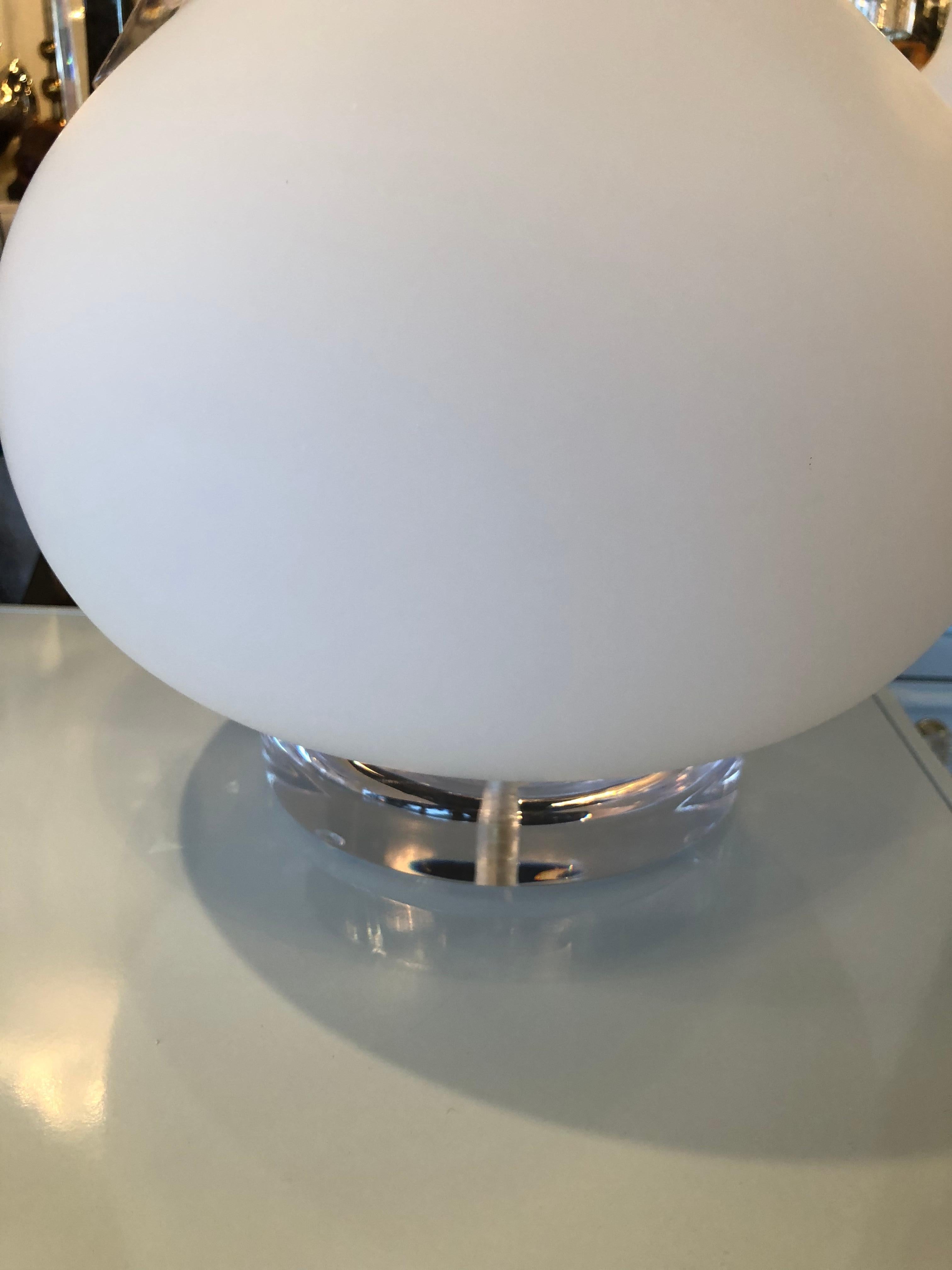 Paar Tischlampen aus mundgeblasenem Muranoglas, Italien, Lucite-Sockel, Chrom im Angebot 4