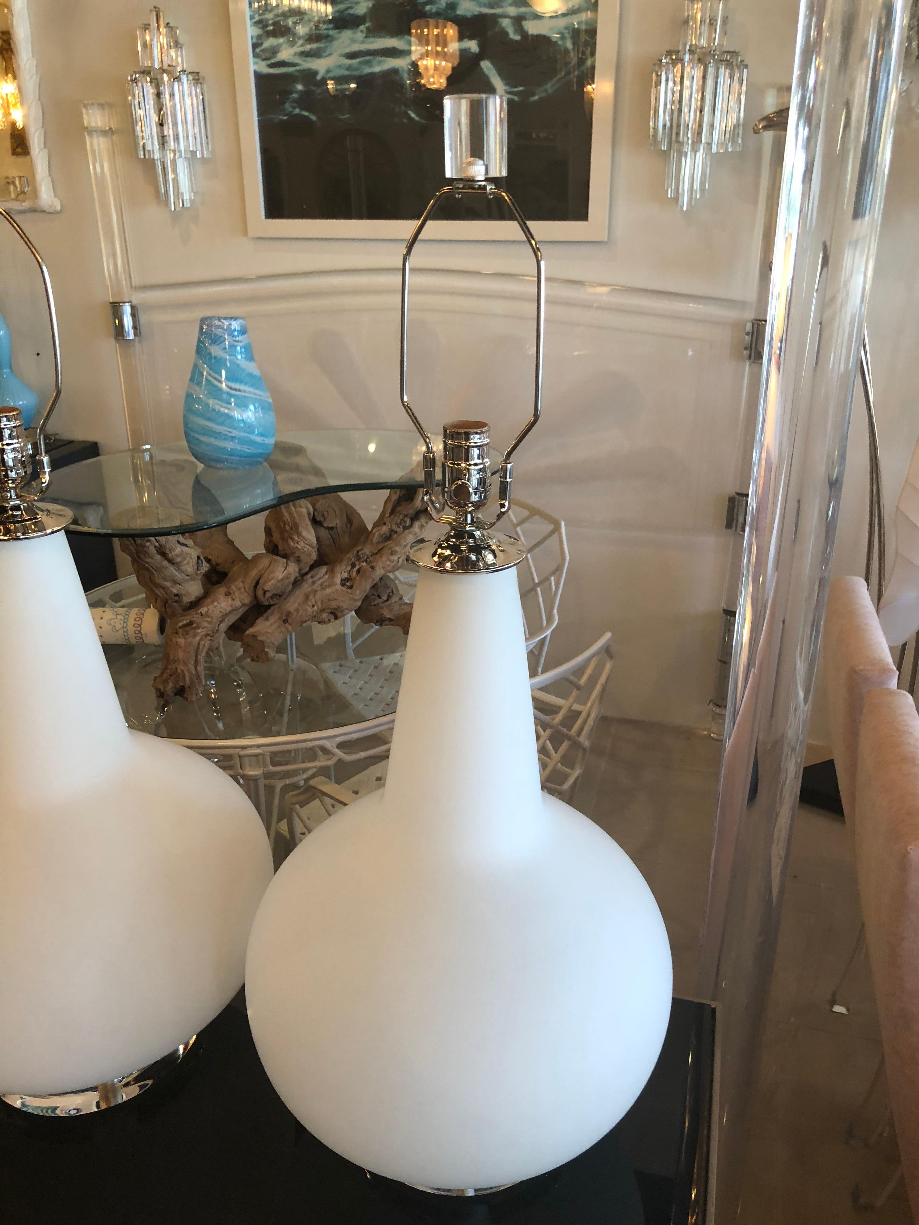 Hollywood Regency Paire de lampes de bureau vintage en verre soufflé de Murano, Italie, avec base en lucite et chrome en vente