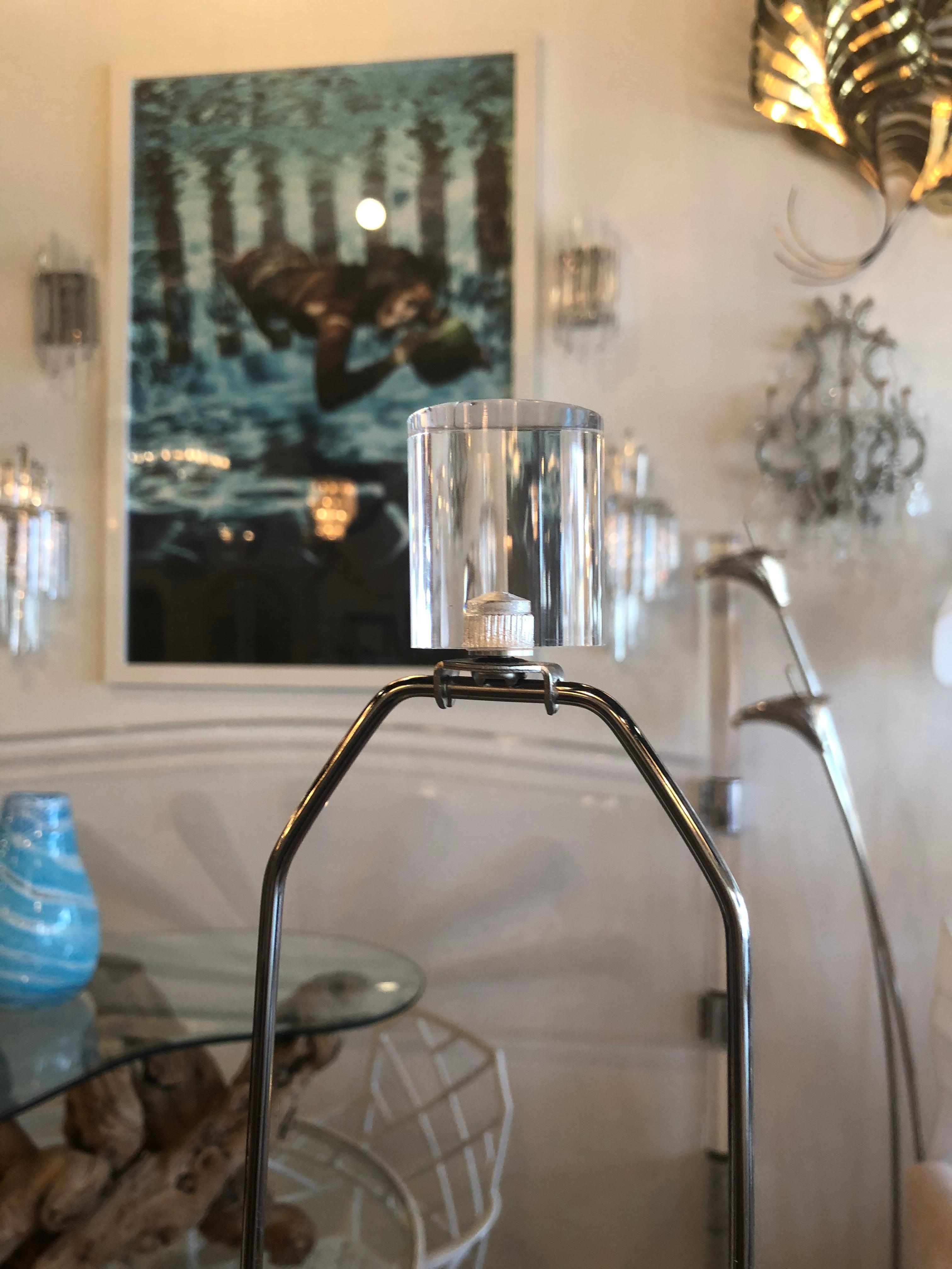 Paar Tischlampen aus mundgeblasenem Muranoglas, Italien, Lucite-Sockel, Chrom (Italienisch) im Angebot