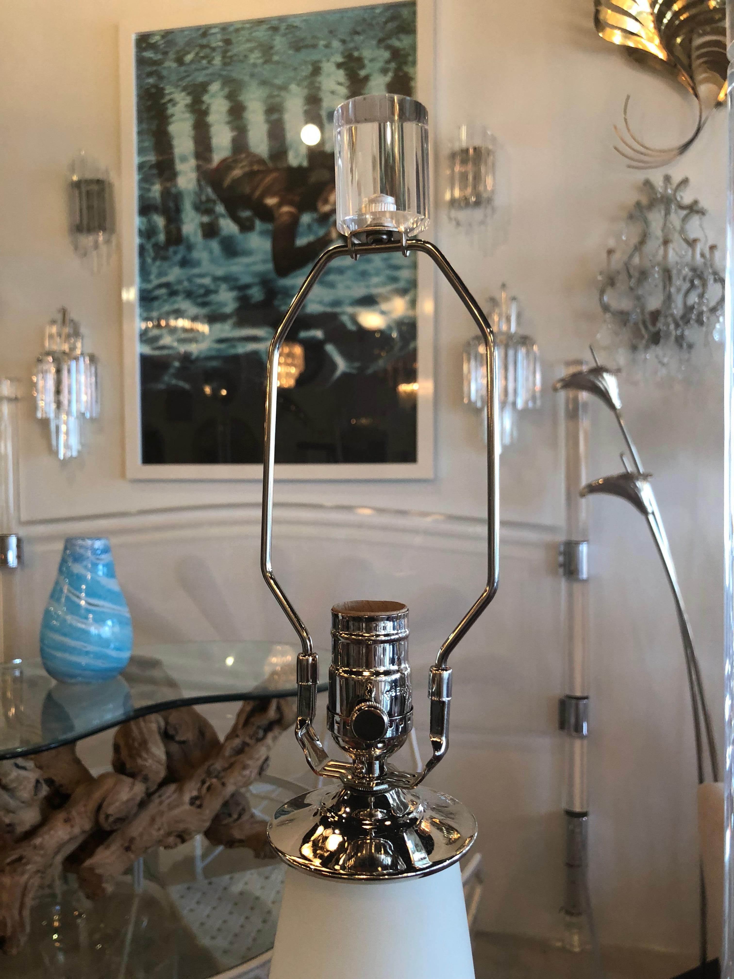 Paire de lampes de bureau vintage en verre soufflé de Murano, Italie, avec base en lucite et chrome Excellent état - En vente à West Palm Beach, FL