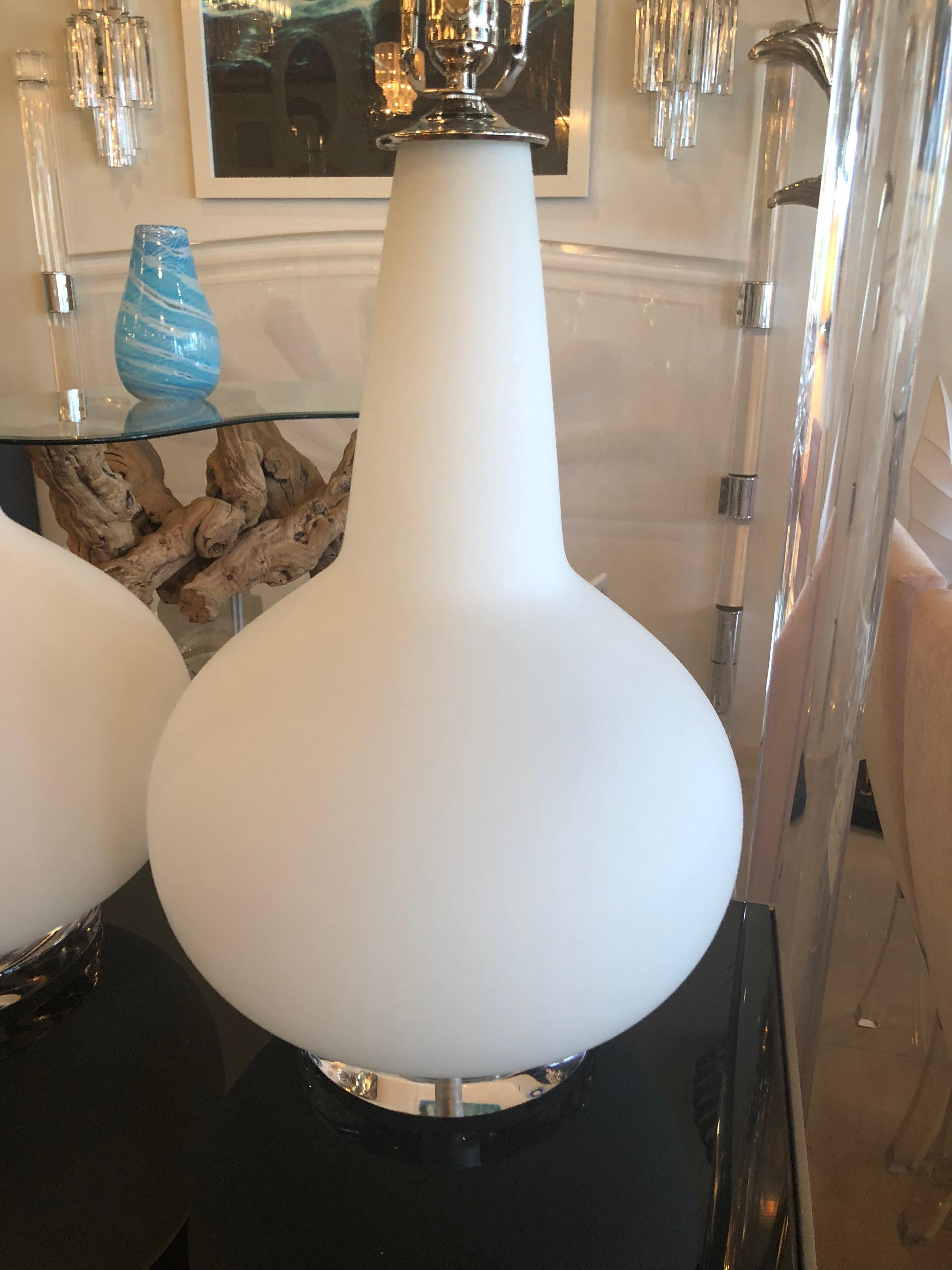 Fin du 20e siècle Paire de lampes de bureau vintage en verre soufflé de Murano, Italie, avec base en lucite et chrome en vente