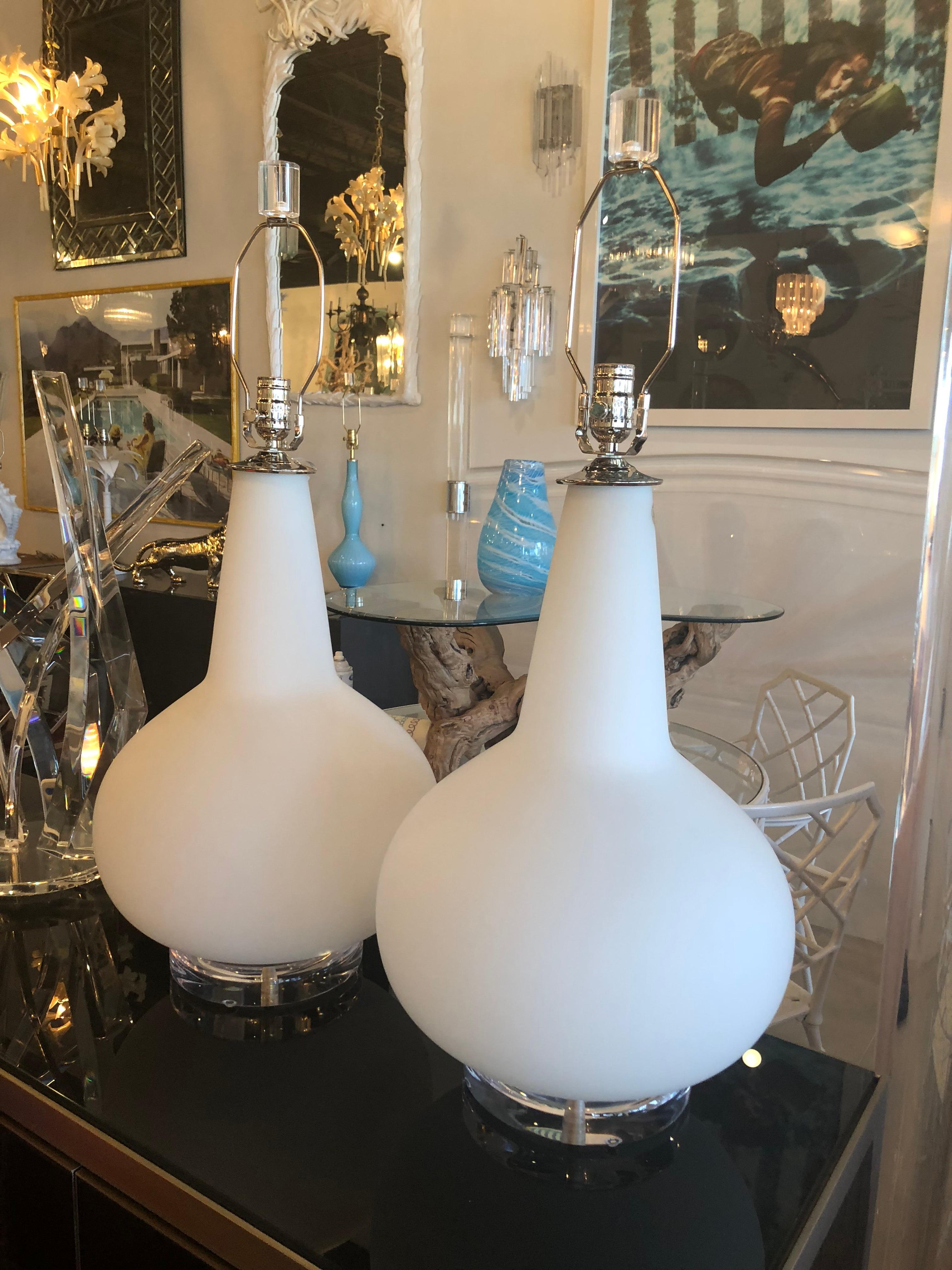 Paar Tischlampen aus mundgeblasenem Muranoglas, Italien, Lucite-Sockel, Chrom im Angebot 1