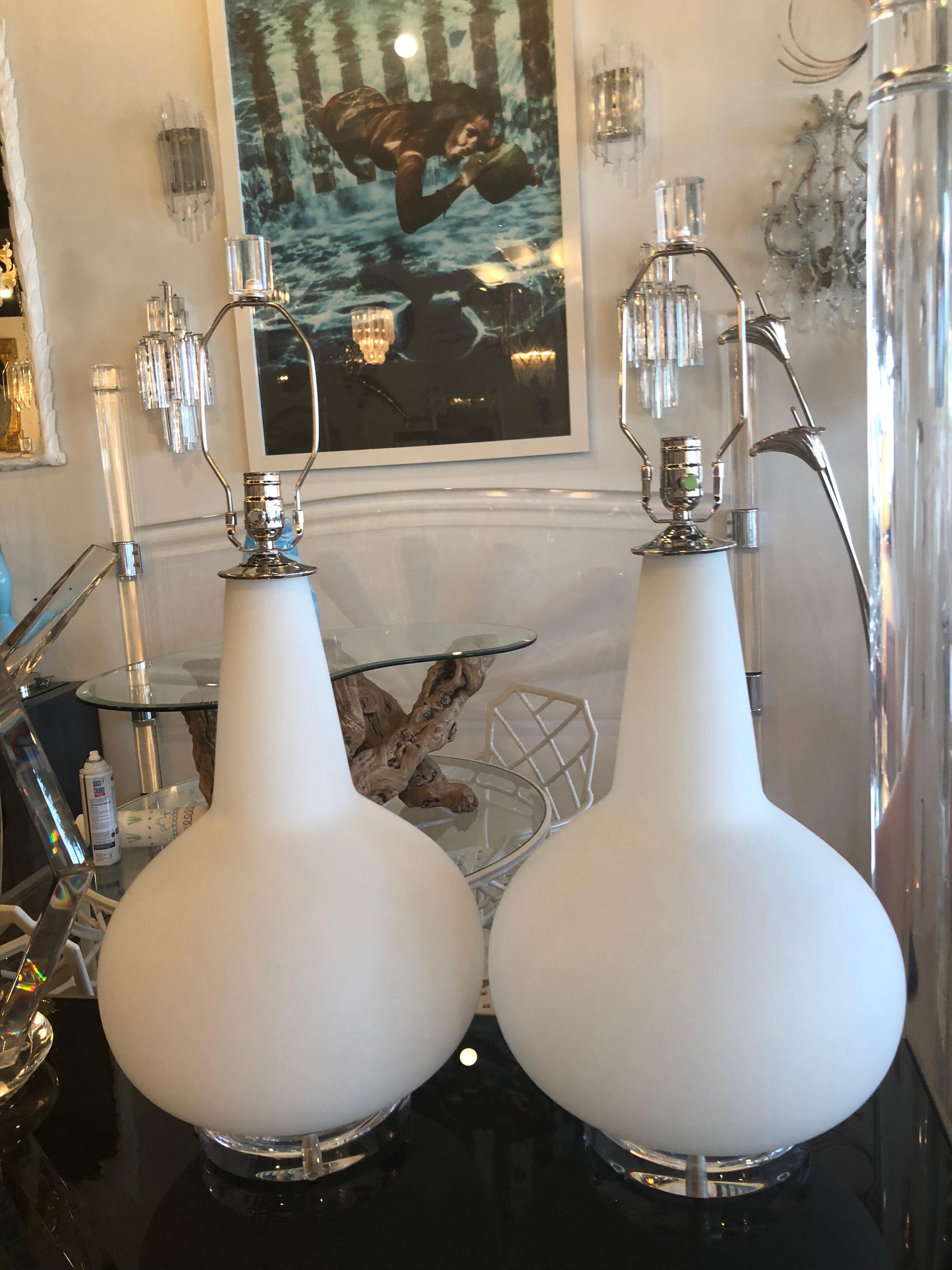 Paar Tischlampen aus mundgeblasenem Muranoglas, Italien, Lucite-Sockel, Chrom im Angebot 2