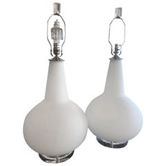 Paar Tischlampen aus mundgeblasenem Muranoglas, Italien, Lucite-Sockel, Chrom
