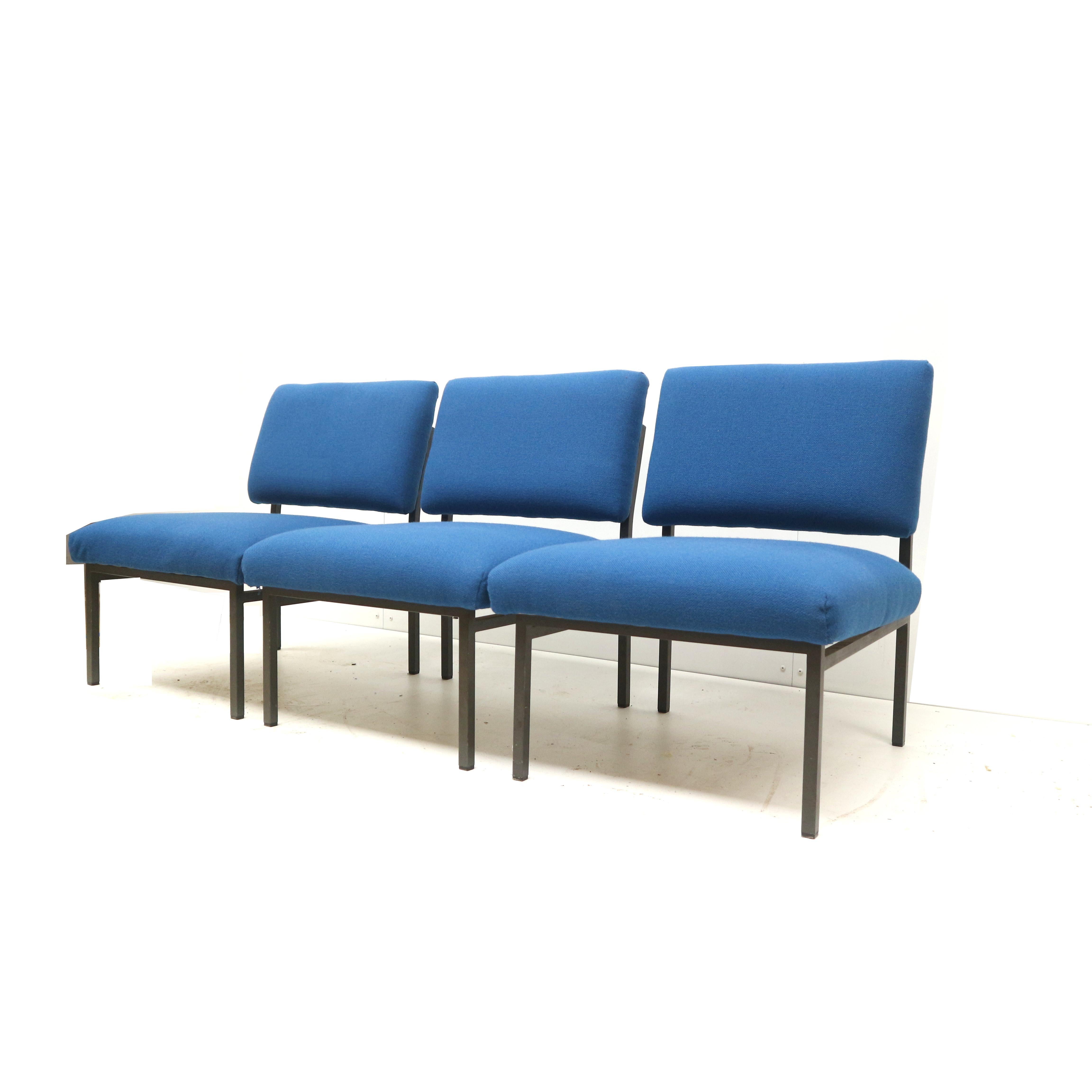Sofá de 3 plazas/set de 3 sillones azul vintage de los años 70.

Dimensiones:
Anchura: 171 cm
Anchura por sillón 57 cm
Altura del respaldo: 71 cm
Altura del asiento: 37 cm
Profundidad: 65 cm