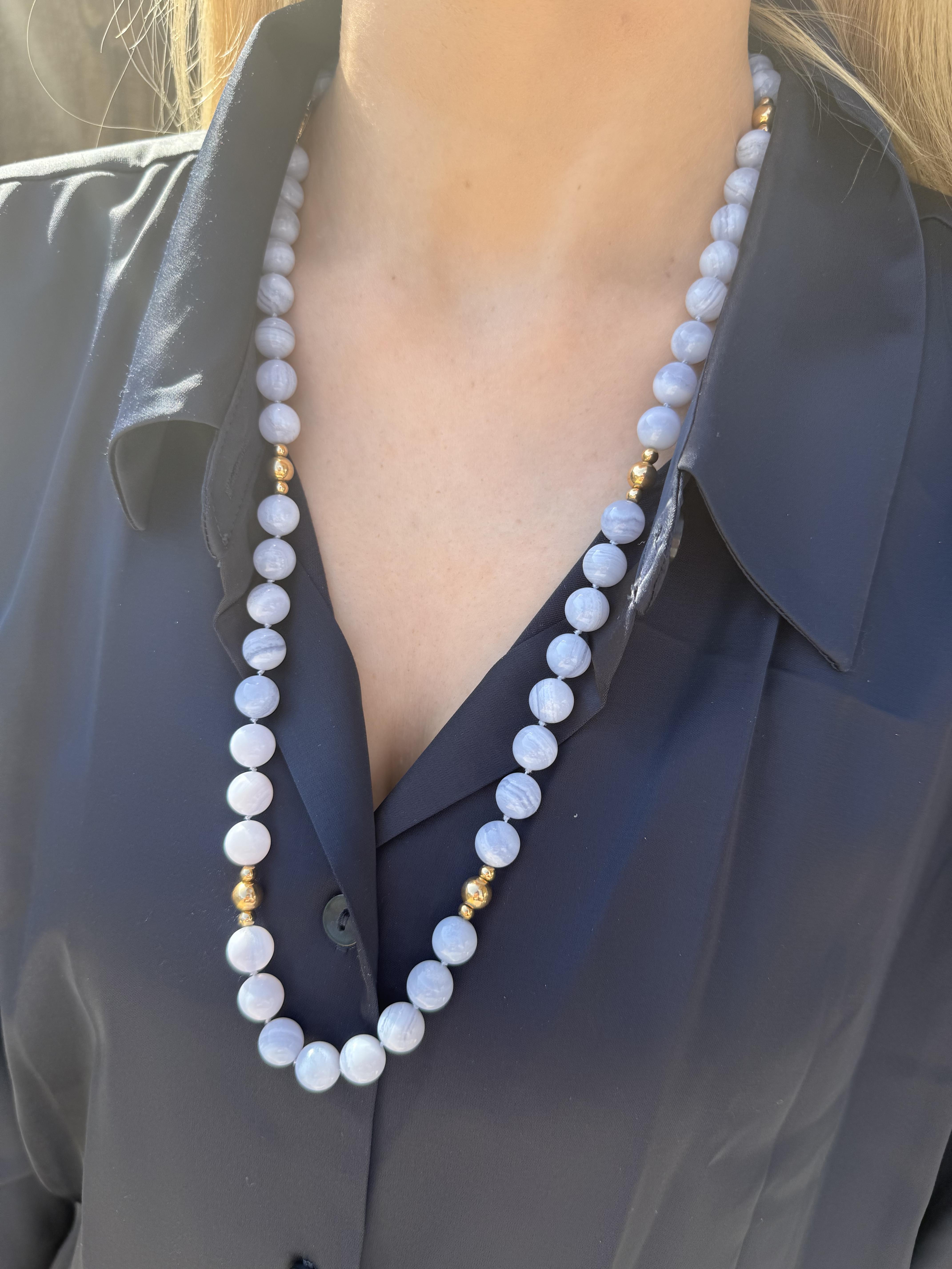 ¡¡Nos encanta este collar único!!

Detalles del collar
Material: Cuentas y cierre de oro amarillo de 14 quilates
Longitud: 28 pulgadas
Peso: 78.6 gramos

Acentuado por las siguientes piedras preciosas
56 - Cuentas de ágata azul de 10 mm

Artículo: