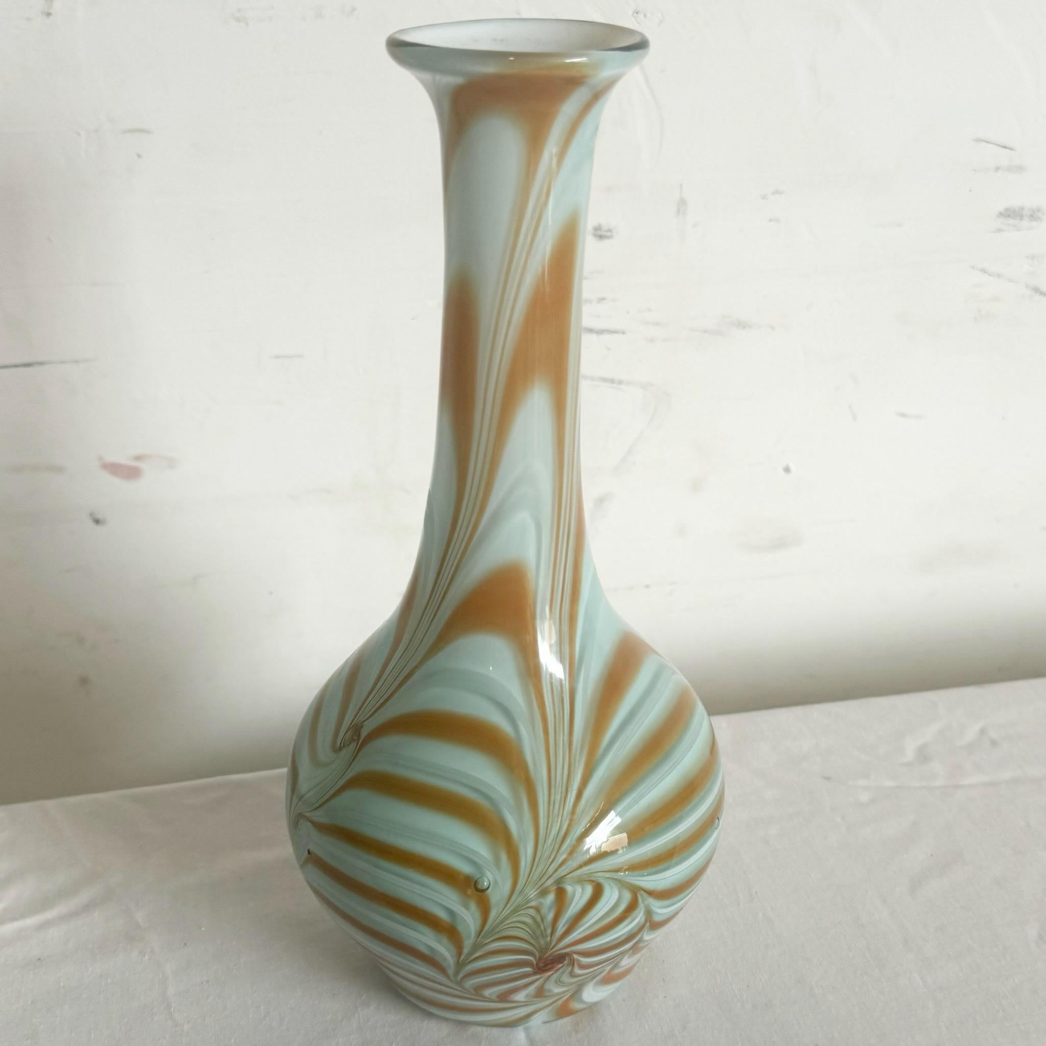 Ajoutez une touche d'élégance artistique à votre espace avec ce vase vintage en verre soufflé bleu et tourbillon caramel. La conception artisanale présente des tourbillons hypnotiques de teintes bleues et caramel, ce qui en fait une pièce d'apparat