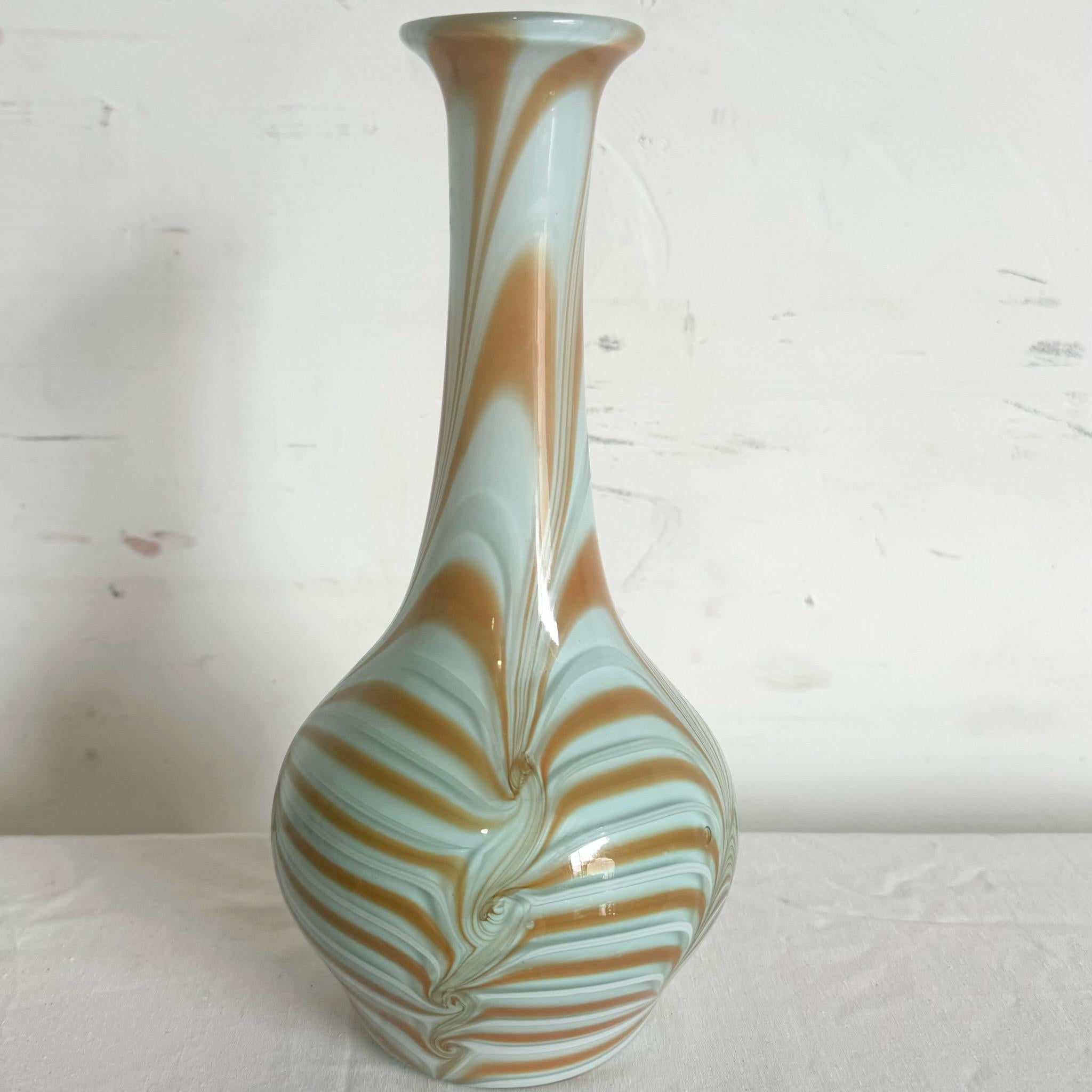Américain Vase vintage en verre soufflé tourbillonnant bleu et caramel en vente