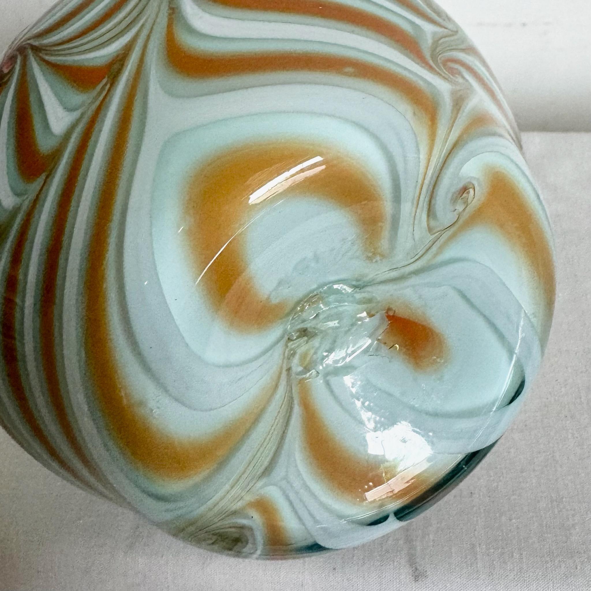 Verre Vase vintage en verre soufflé tourbillonnant bleu et caramel en vente