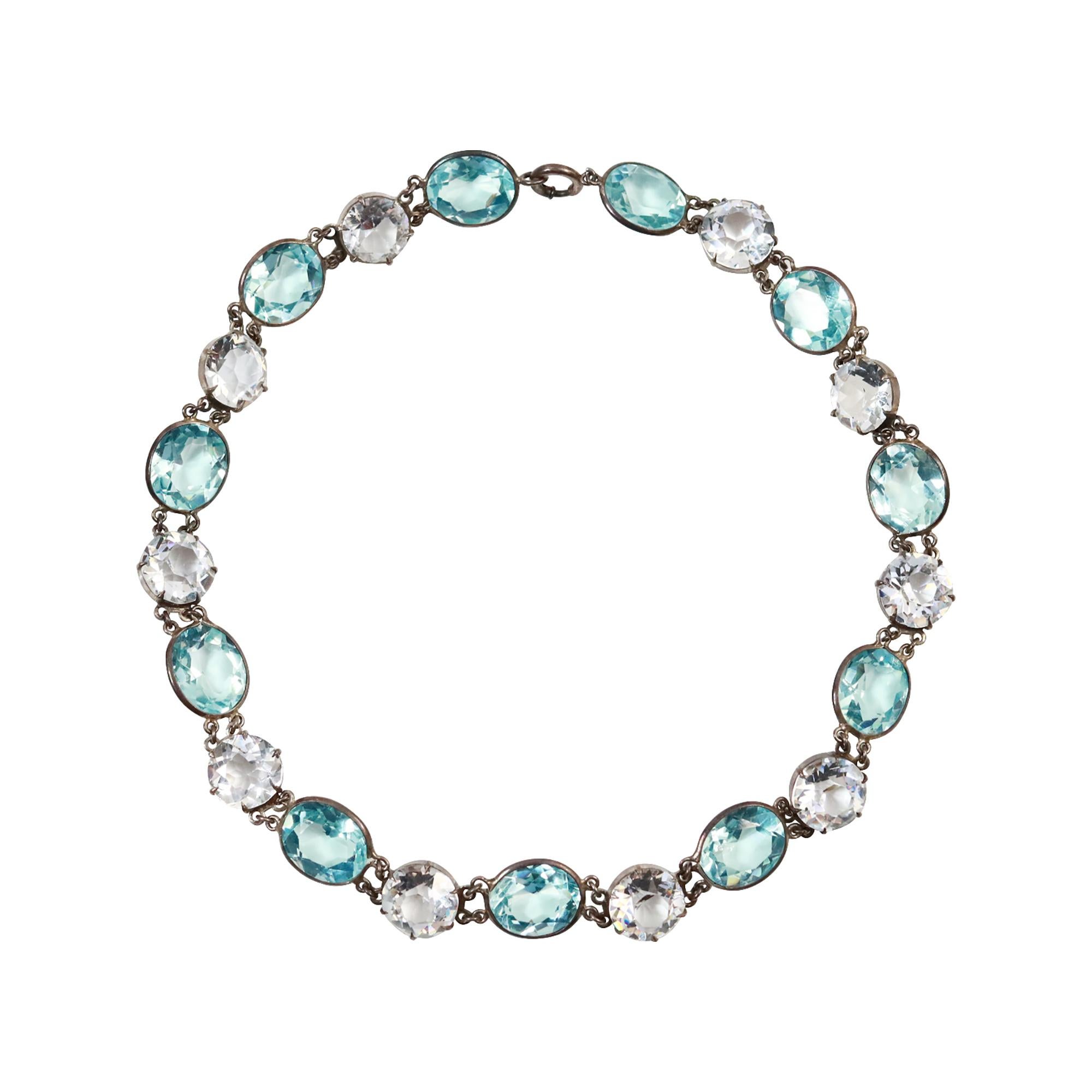 Collar gargantilla vintage de cristal azul y transparente de espalda abierta Circa años 60. La mayoría de la gente no comprende su belleza hasta que se los prueba. El soporte es de un tono dorado oscuro y apenas se nota, sólo los cristales. La forma