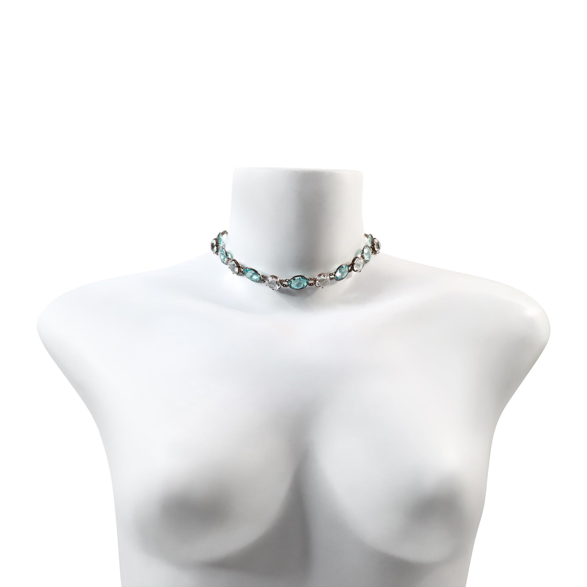 Collar gargantilla vintage de cristal azul y transparente con espalda abierta Circa años 60 en Bueno estado para la venta en New York, NY