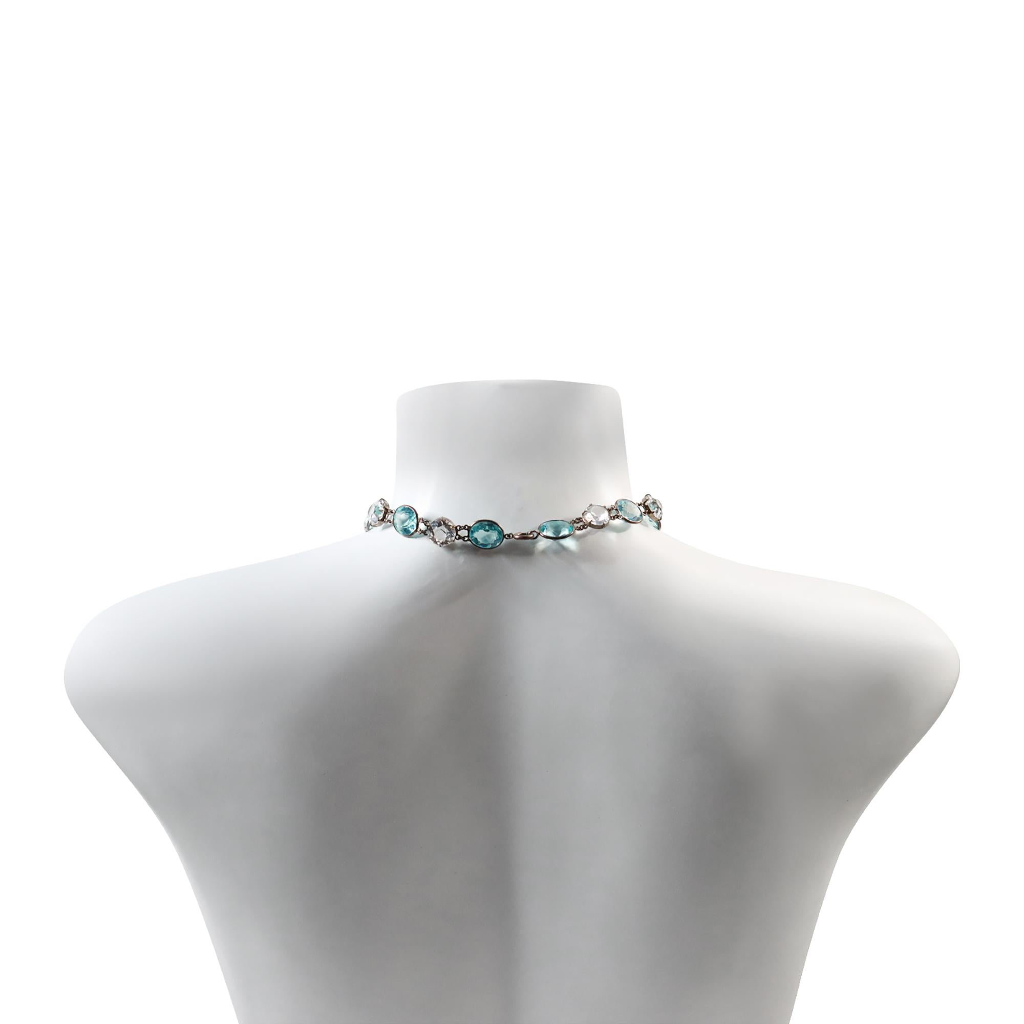 Collar gargantilla vintage de cristal azul y transparente con espalda abierta Circa años 60 en venta 2