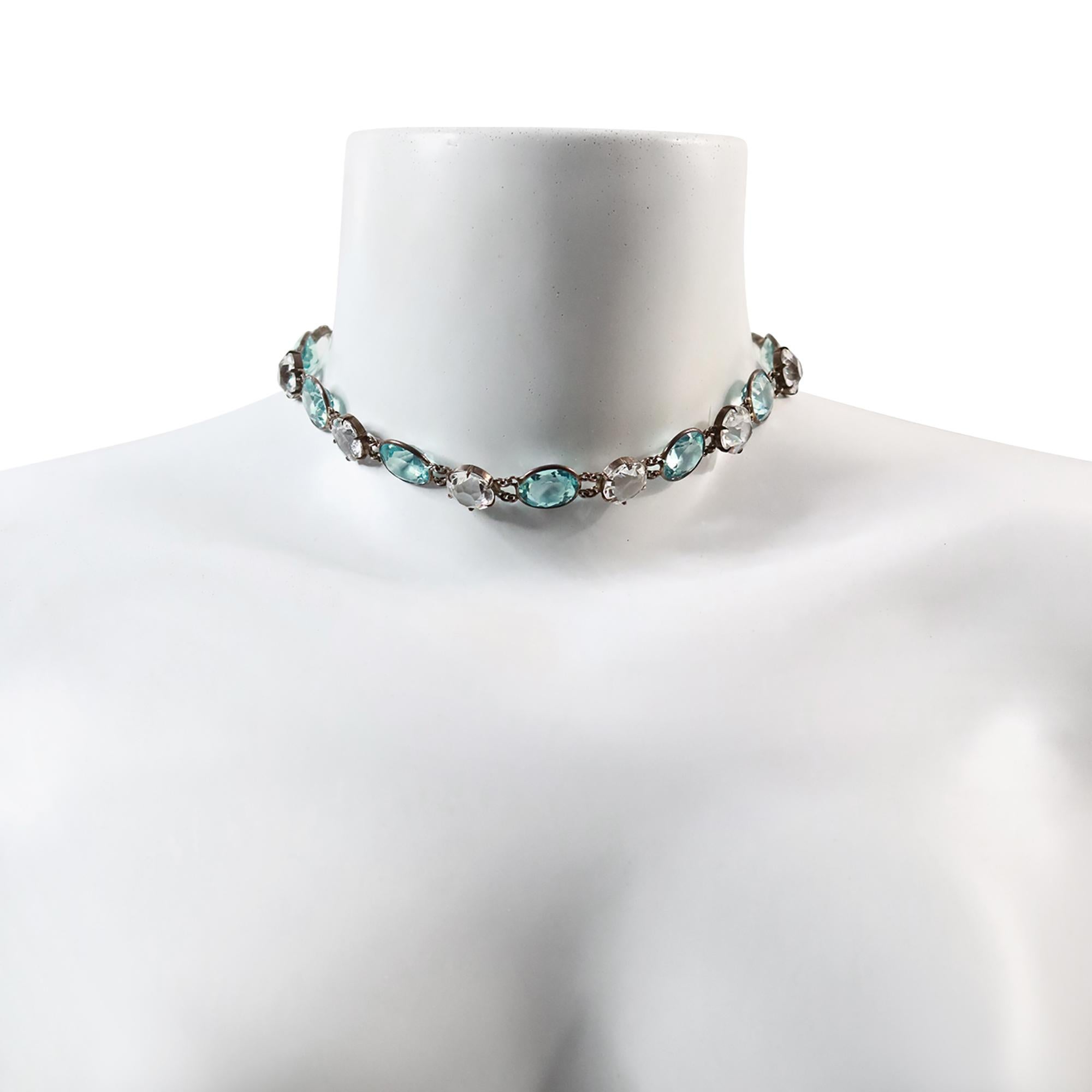 Collar gargantilla vintage de cristal azul y transparente con espalda abierta Circa años 60 en venta 1