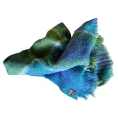 Manta irlandesa vintage azul y verde de lana y mohair de Donegal Design
