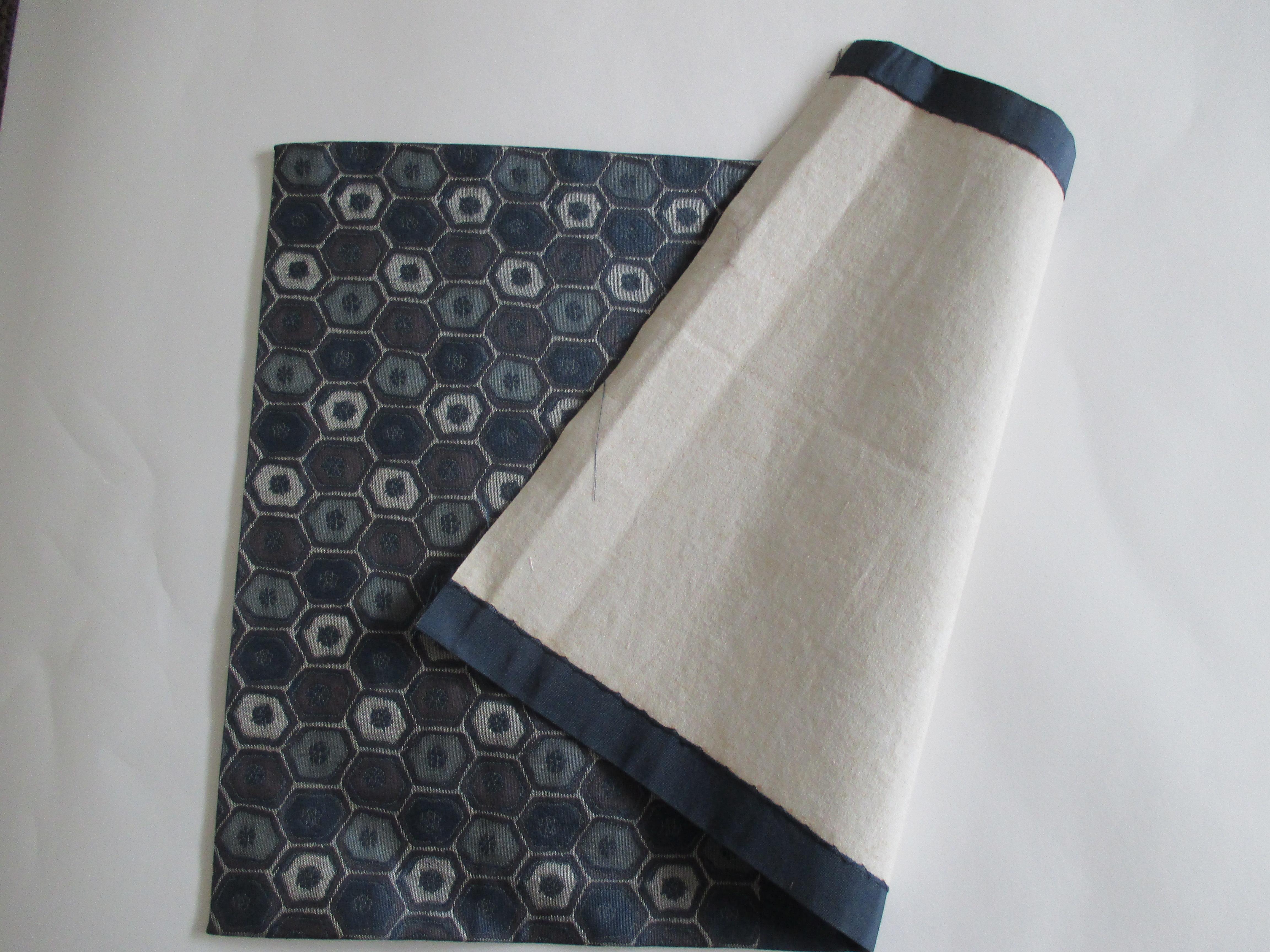 Vintage blue and grey silk Obi textile with hexagonal designs fragment.
Sold as is.
No backing.
Ideal for a petite decorative pillow.
Size: 12
