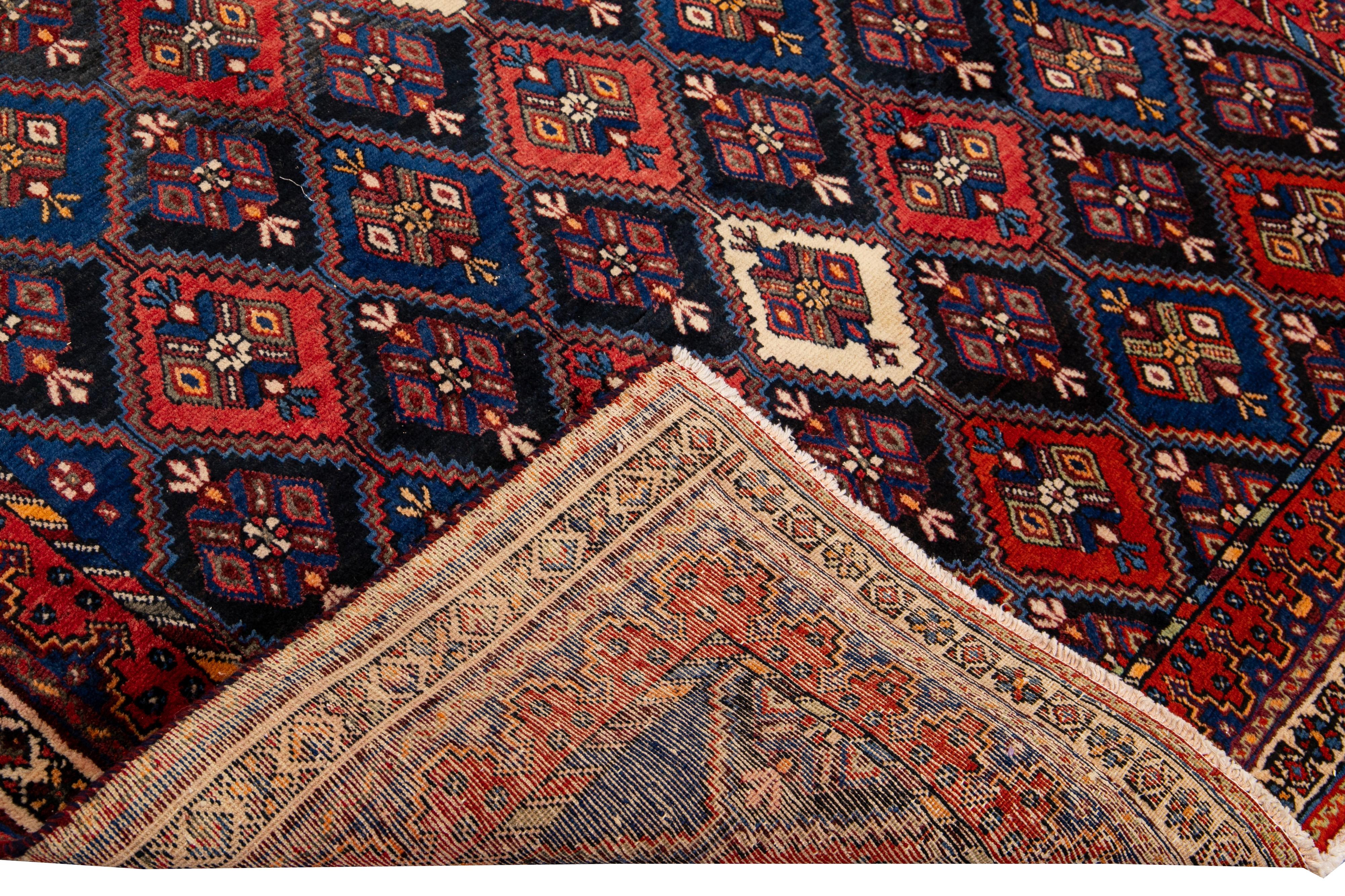 Schöner handgeknüpfter Wollteppich im Vintage-Stil mit rotem und blauem Feld. Dieser Perserteppich hat einen beigefarbenen Rahmen und mehrfarbige Akzente in einem prächtigen geometrischen Blumenmuster. 

Dieser Teppich misst: 5'3