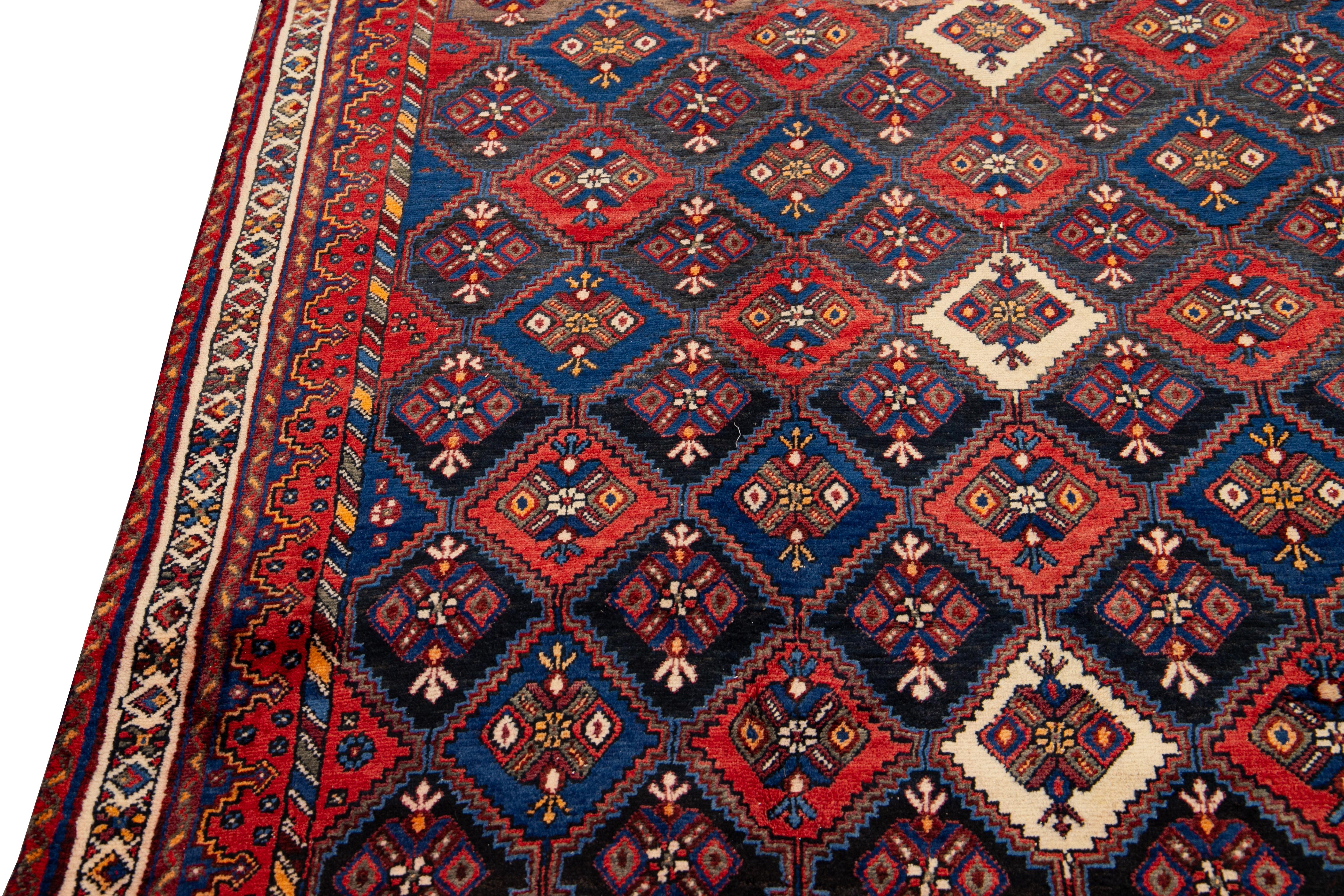 Blauer und roter persischer handgefertigter Wollteppich mit geometrischem Muster in Persien (Wolle) im Angebot