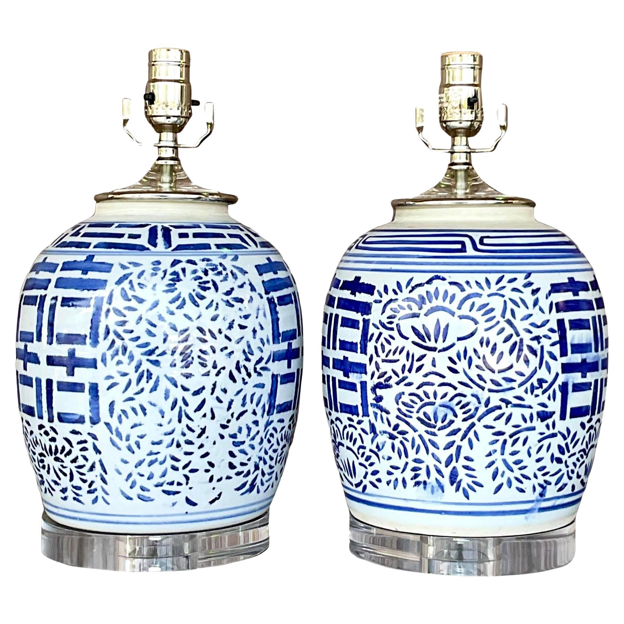 Paire de lampes vintage en poterie asiatique bleue et blanche