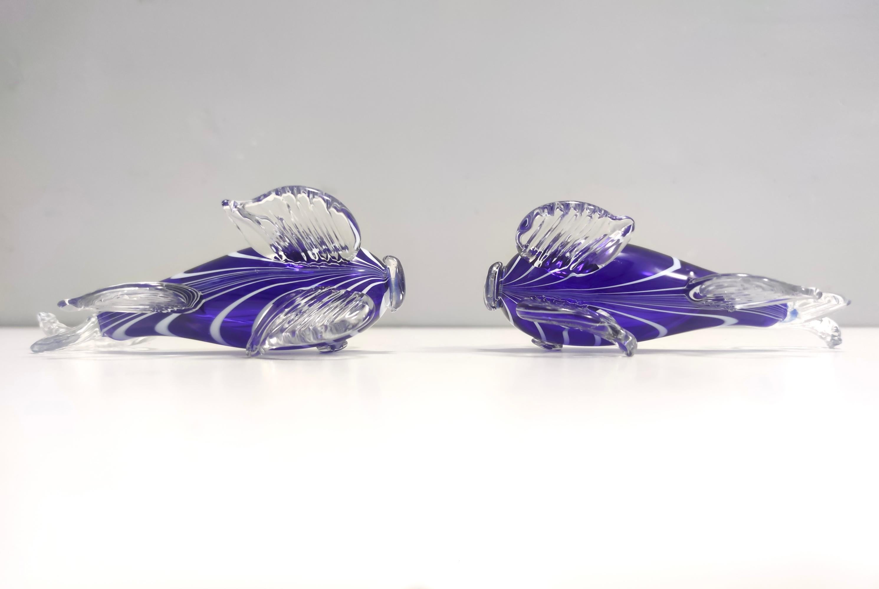 Milieu du XXe siècle Figurine décorative de poissons en verre de Murano soufflé bleu et blanc, Italie en vente