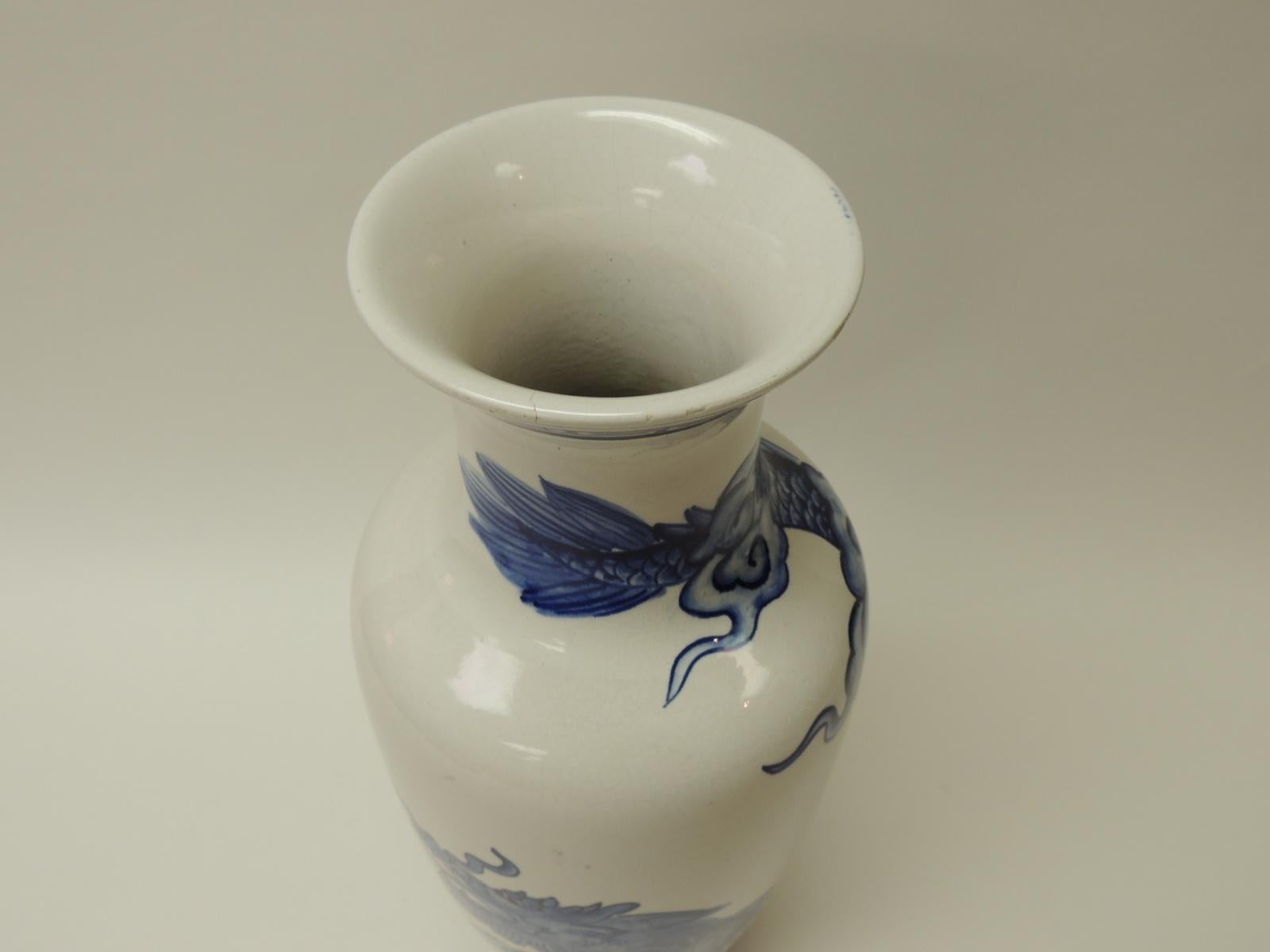 Vintage Blue and White Porcelain Asian Tall Vase (Chinesischer Export)