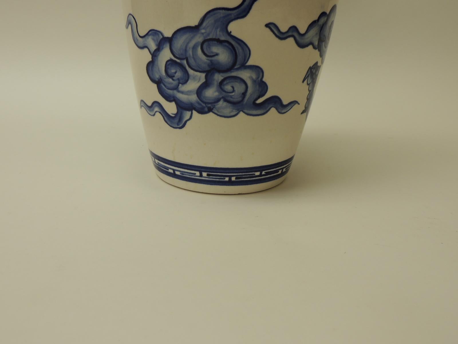 Vintage Blue and White Porcelain Asian Tall Vase im Zustand „Gut“ in Oakland Park, FL