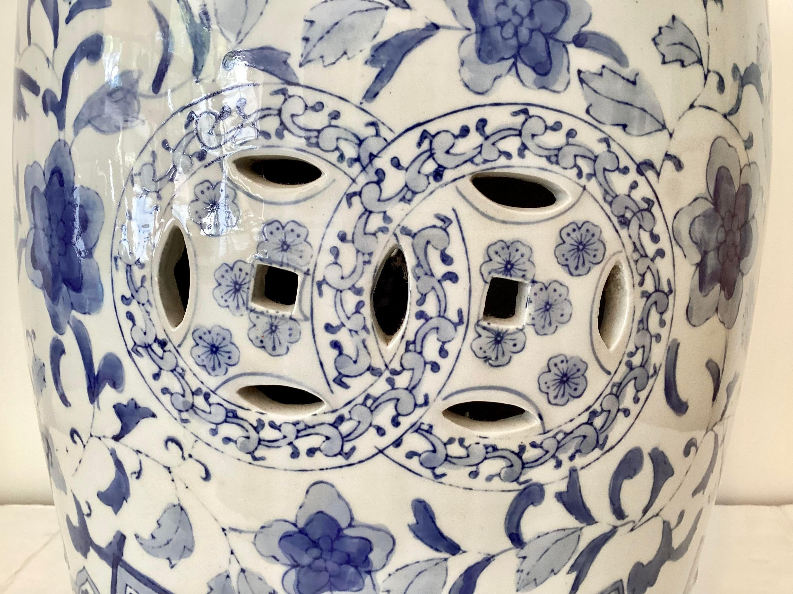 Blauer und weißer Keramik-Gartensitz für den Garten im Angebot 4