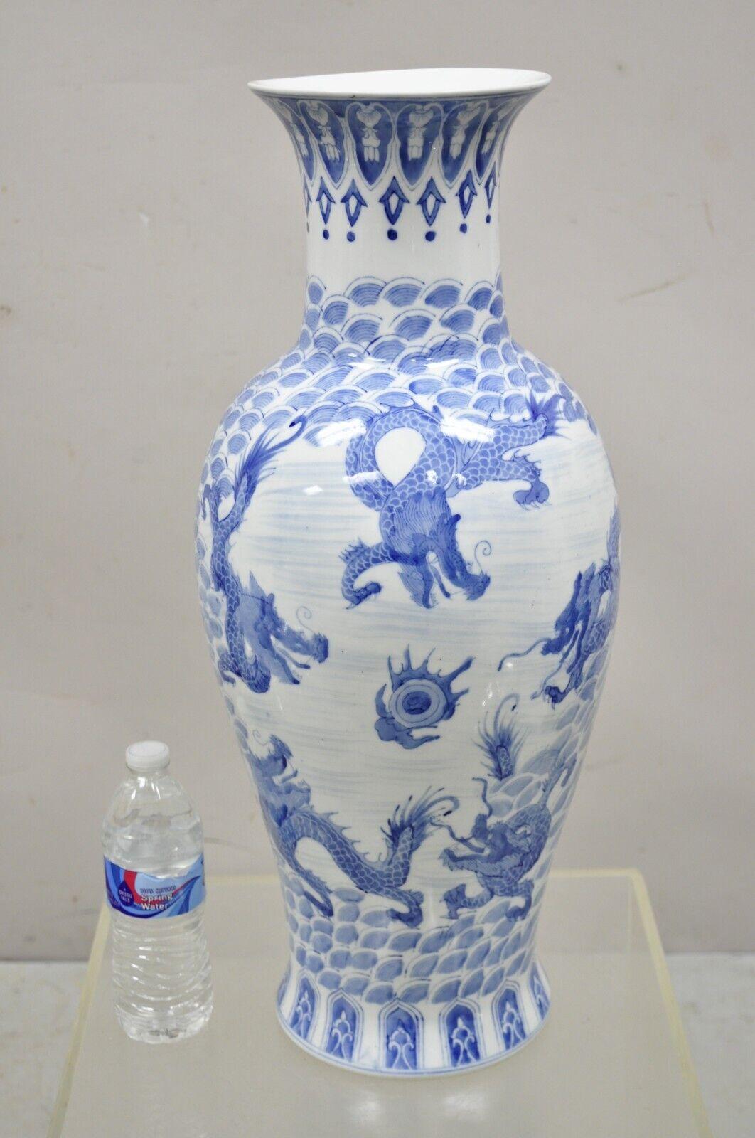 Grand vase en porcelaine de Delf bleu et blanc d'exportation chinoise de 63,5 cm de haut avec dragon en vente 4