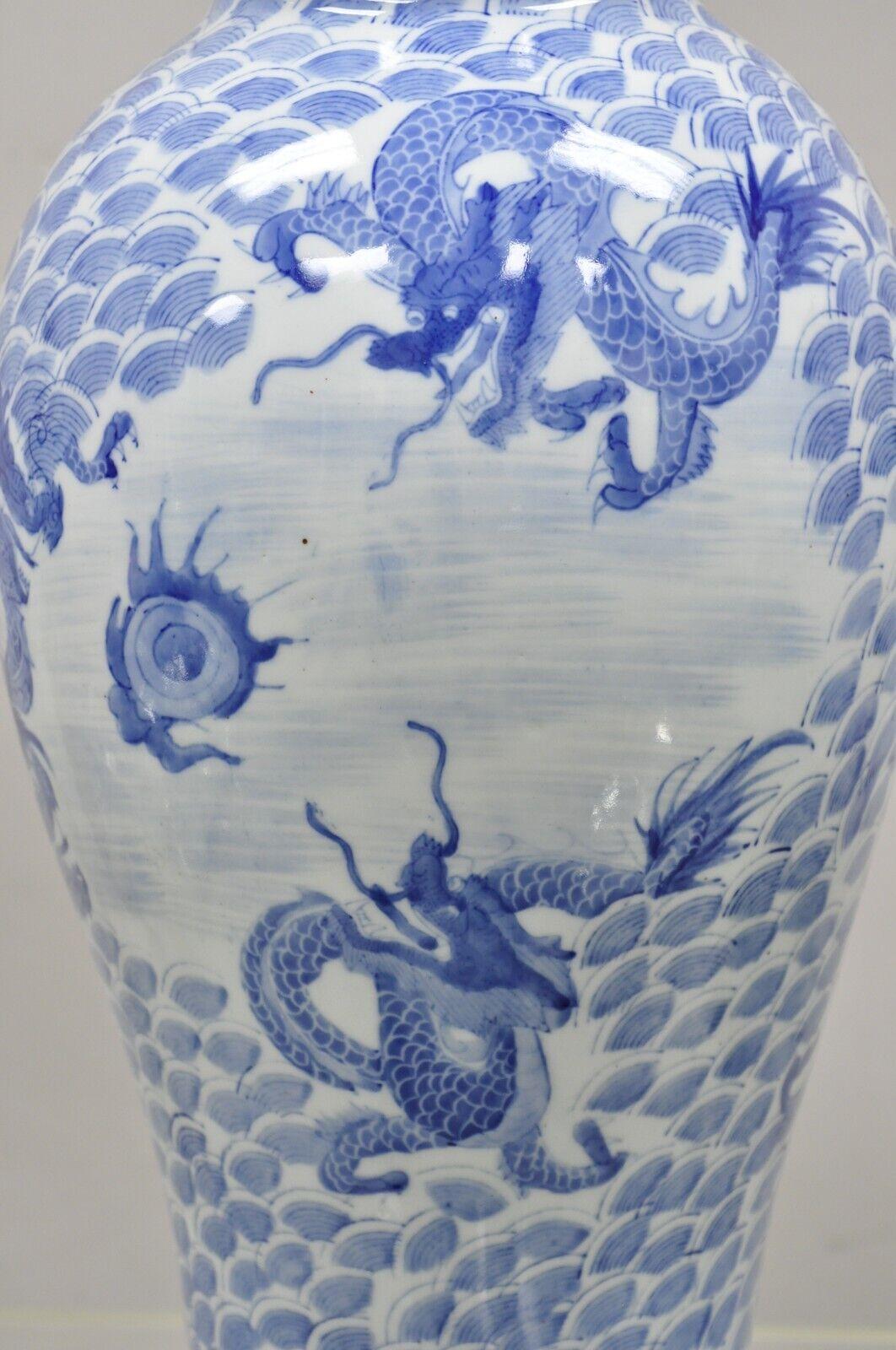 Grand vase en porcelaine de Delf bleu et blanc d'exportation chinoise de 63,5 cm de haut avec dragon en vente 5