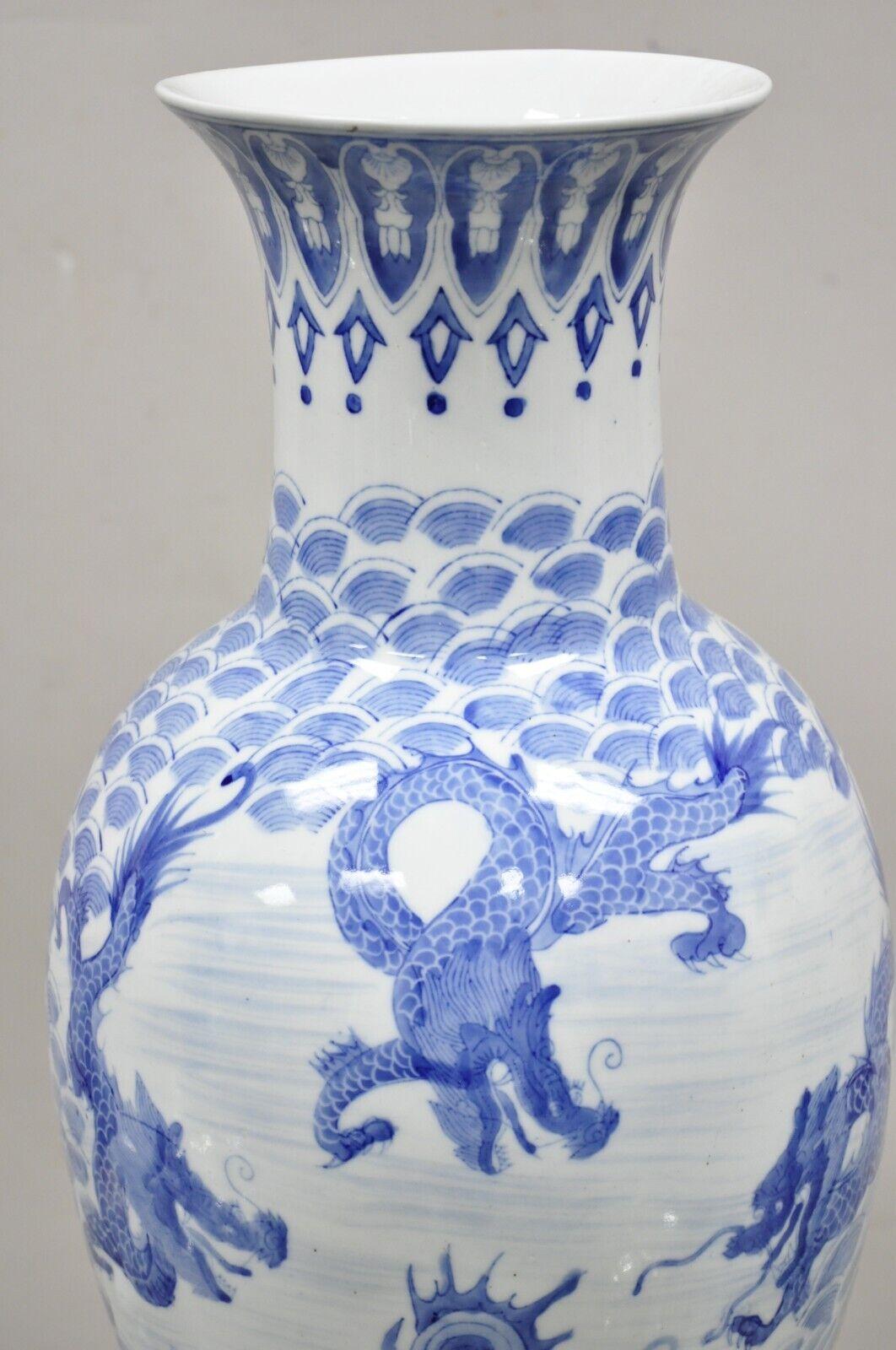Exportation chinoise Grand vase en porcelaine de Delf bleu et blanc d'exportation chinoise de 63,5 cm de haut avec dragon en vente