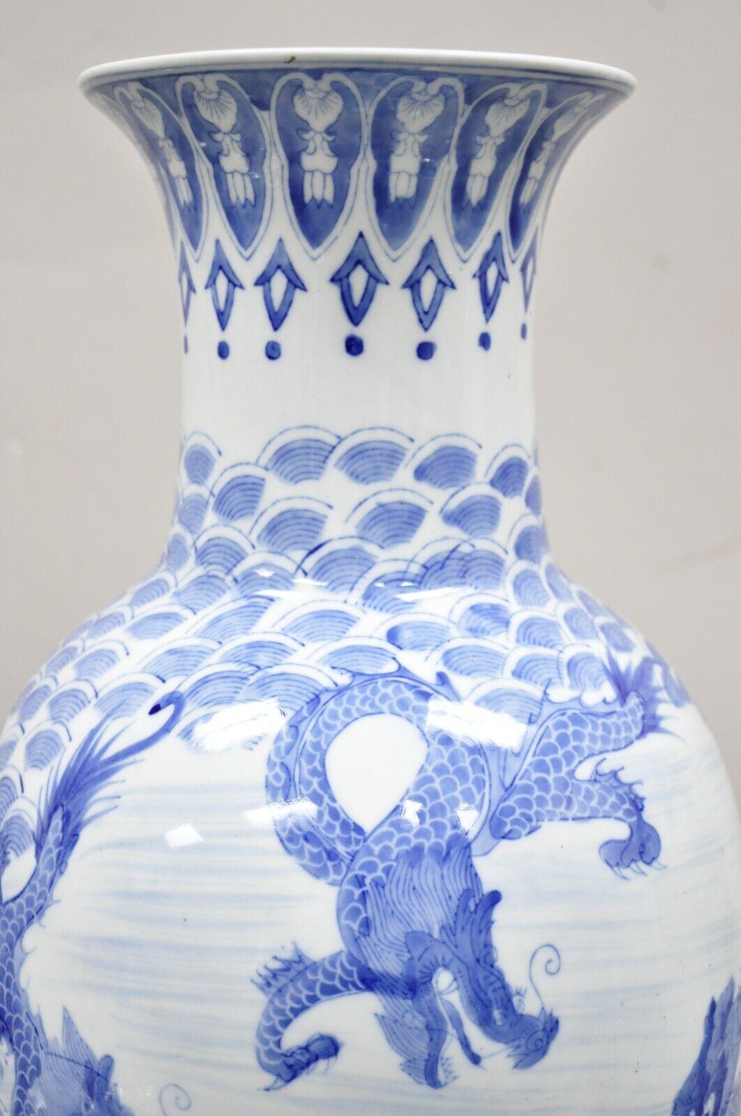 Grand vase en porcelaine de Delf bleu et blanc d'exportation chinoise de 63,5 cm de haut avec dragon Bon état - En vente à Philadelphia, PA
