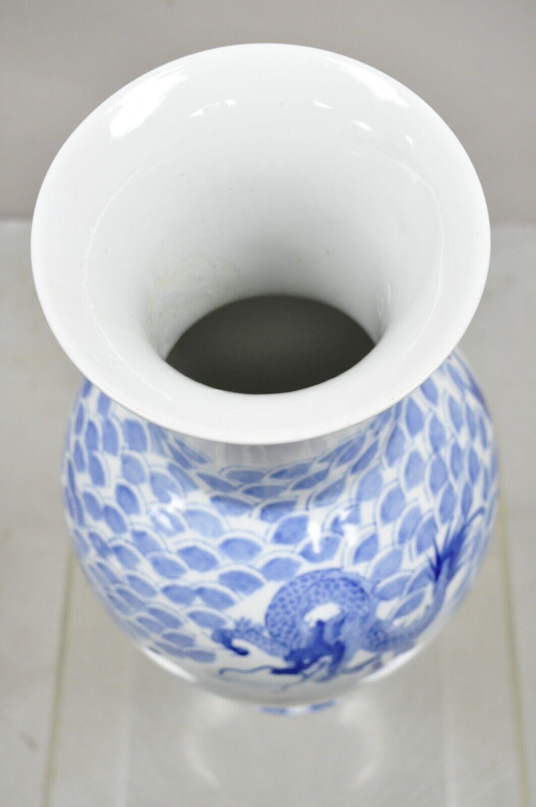 20ième siècle Grand vase en porcelaine de Delf bleu et blanc d'exportation chinoise de 63,5 cm de haut avec dragon en vente
