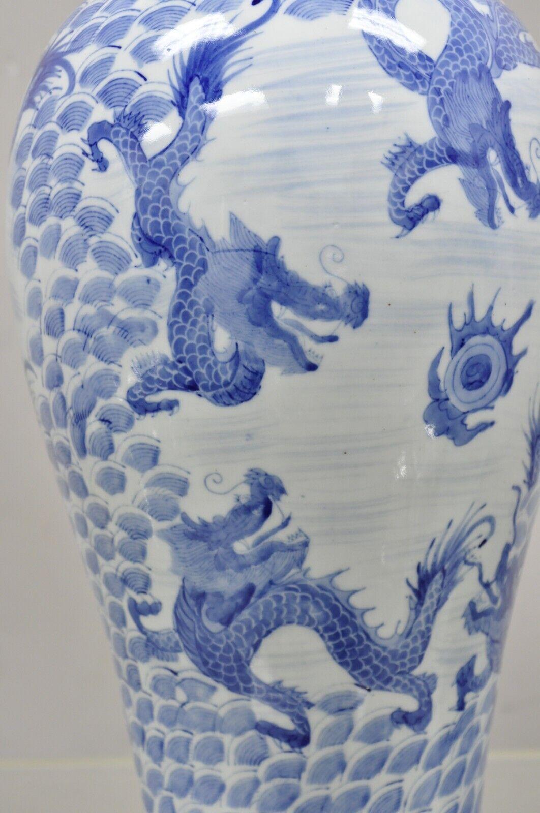 Porcelaine Grand vase en porcelaine de Delf bleu et blanc d'exportation chinoise de 63,5 cm de haut avec dragon en vente