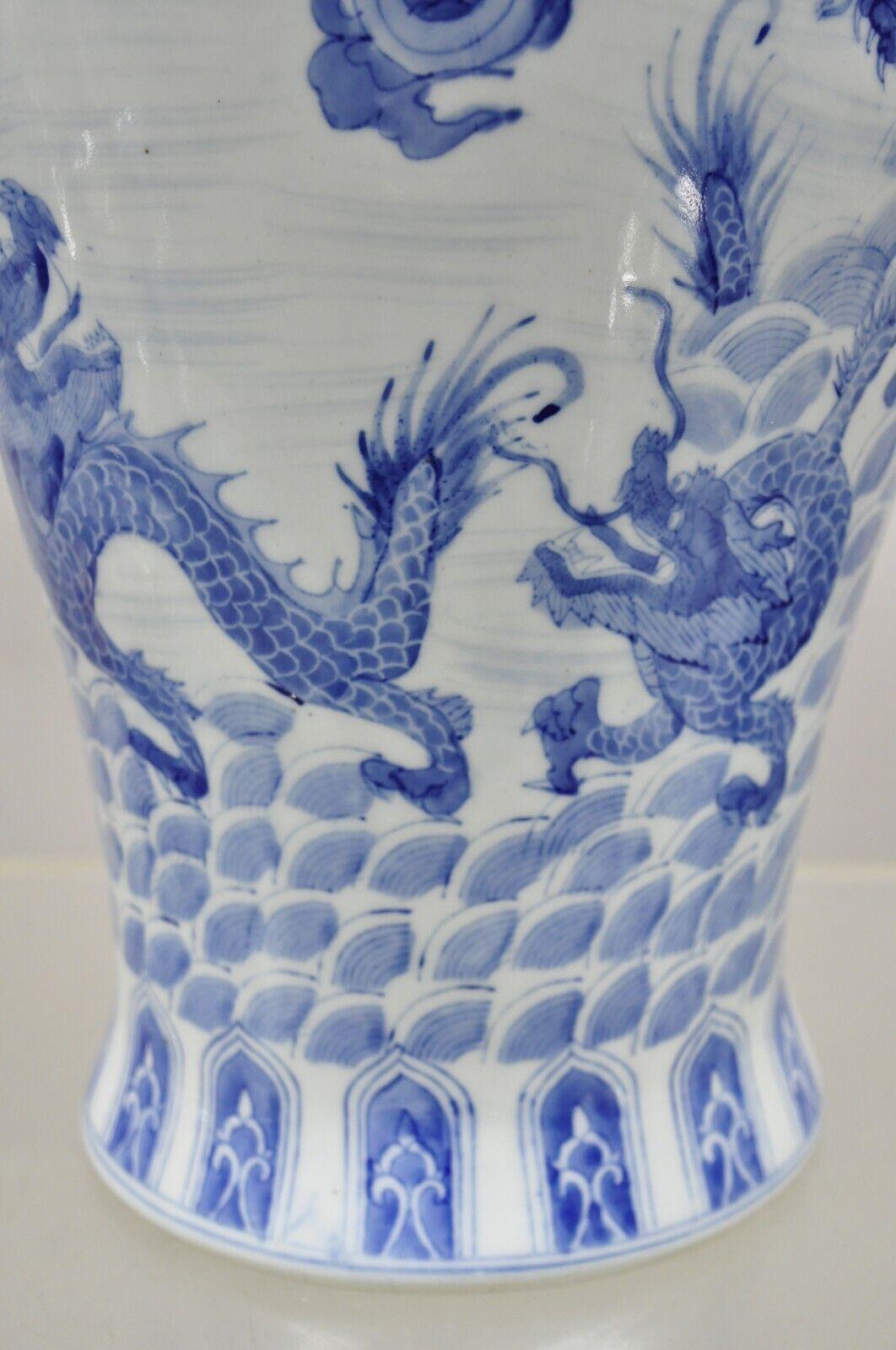 Grand vase en porcelaine de Delf bleu et blanc d'exportation chinoise de 63,5 cm de haut avec dragon en vente 2