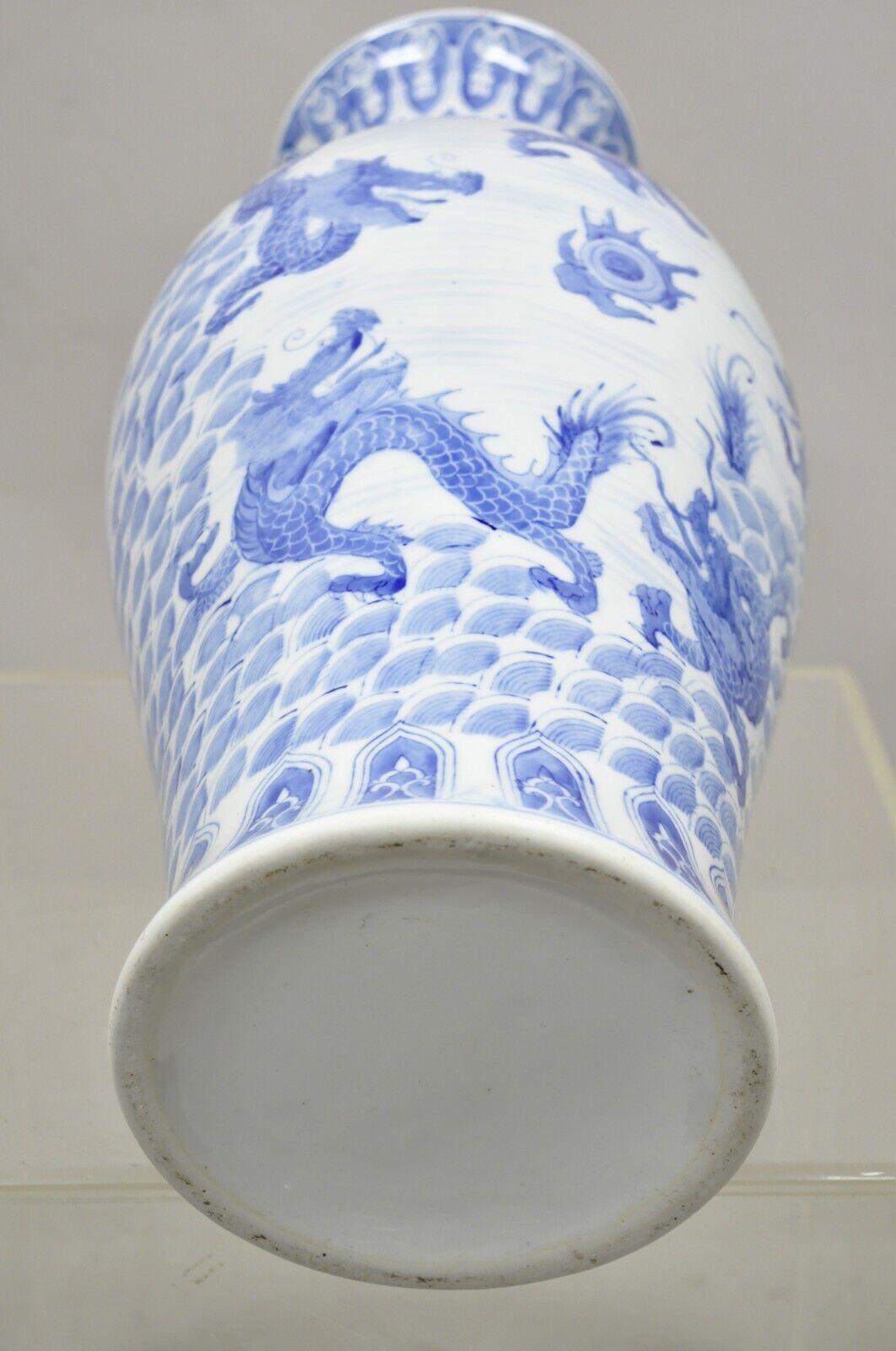 Grand vase en porcelaine de Delf bleu et blanc d'exportation chinoise de 63,5 cm de haut avec dragon en vente 3