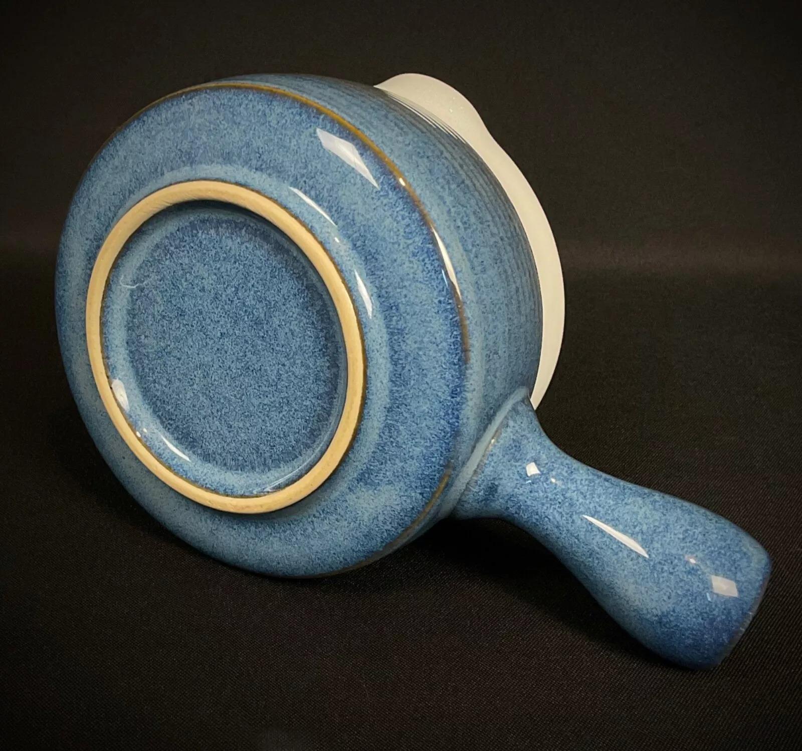 Verleihen Sie Ihrem Tisch einen Hauch von klassischem Charme mit dieser schönen blau-weißen Fayence-Sauciere im Vintage-Stil. Das elegante Design und die zeitlose Farbpalette verleihen jedem Esszimmer einen Hauch von Vintage-Raffinesse. Obwohl sich