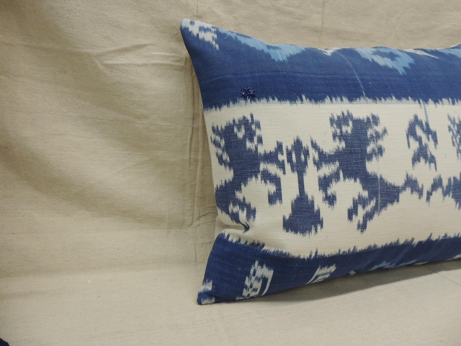 Vintage blue and white Ikat decorative bolster pillow.
Greyish woven cotton backing.
Decorative pillow handcrafted and designed in the USA.
Closure by stitch (no zipper closure) with custom made pillow insert.
Size: 15