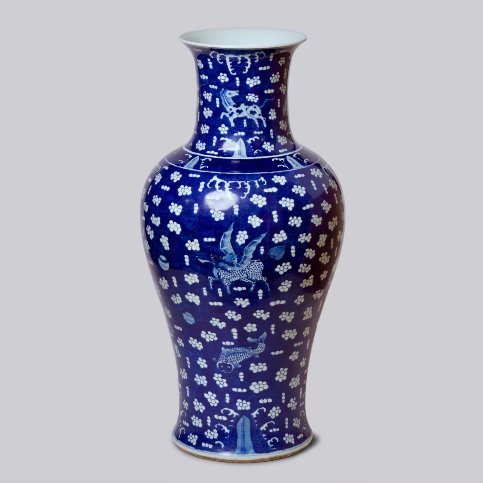 Blaue und weiße Auspicious Creatures-Stehlampe aus Porzellan (Chinesisch) im Angebot
