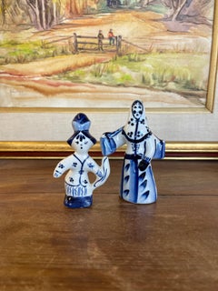 Pareja de Figuritas de Porcelana Azul y Blanca Vintage, Figuras Folclóricas Pintadas a Mano