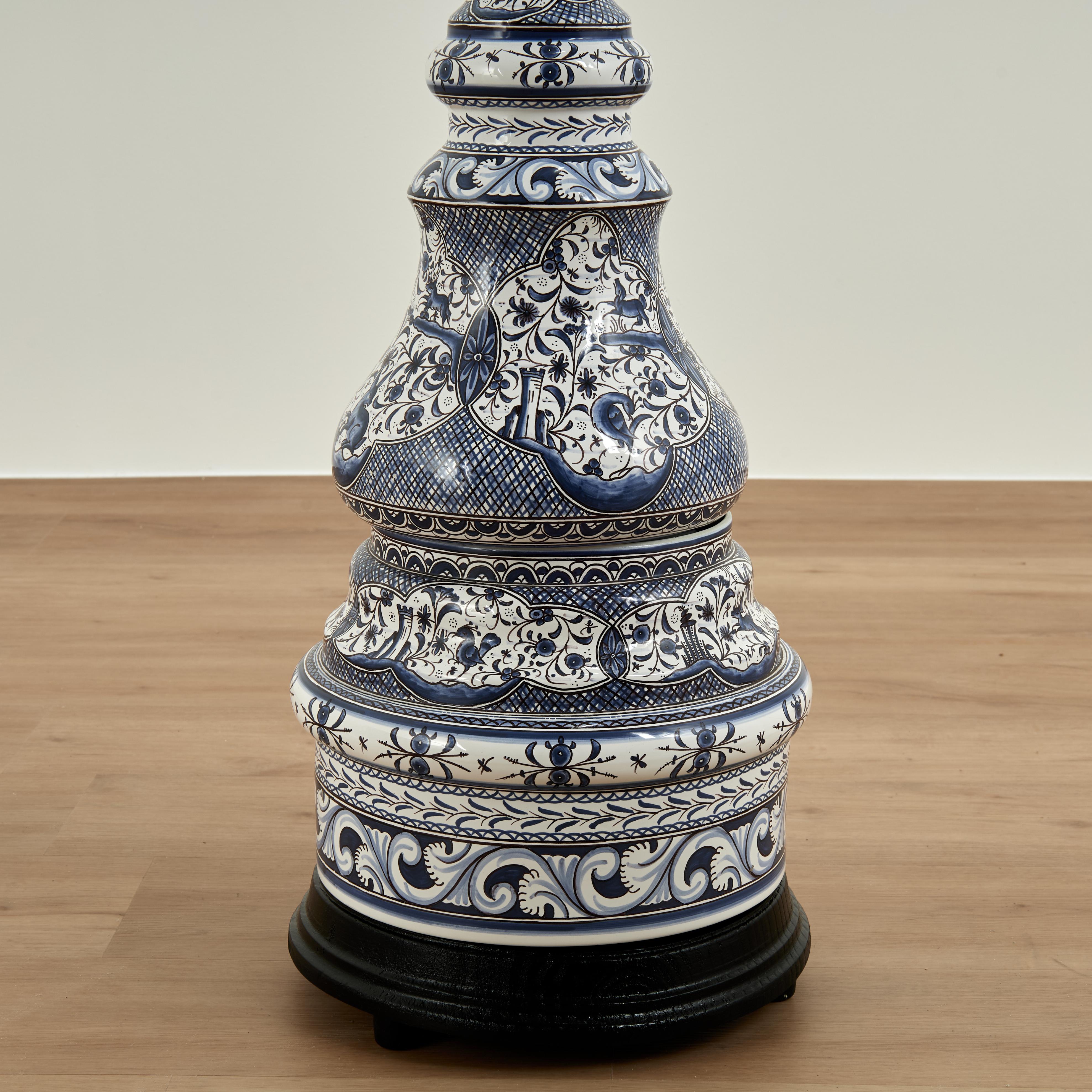 Fatto a mano Lampada da terra portoghese in porcellana bianca e blu d'epoca in vendita