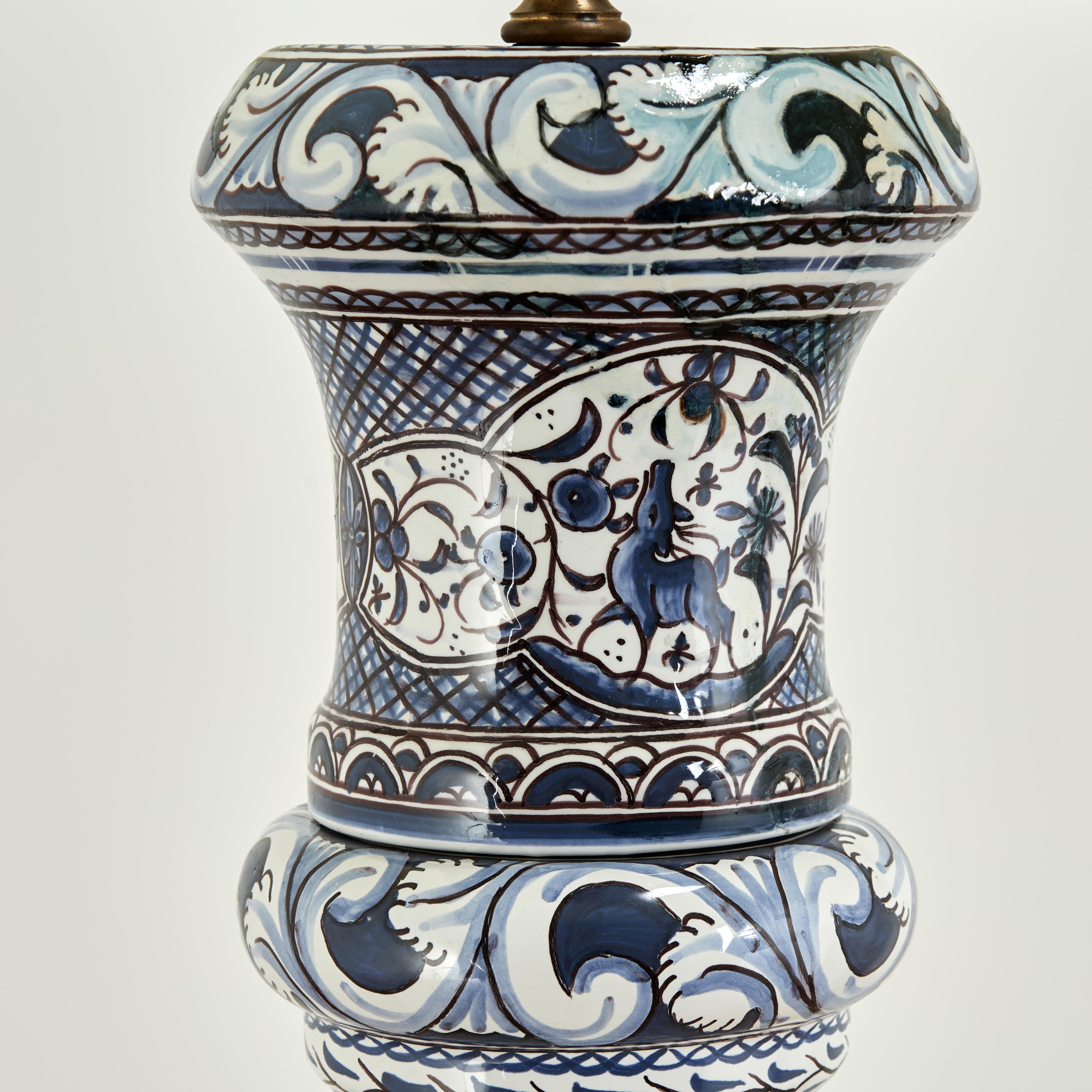 XX secolo Lampada da terra portoghese in porcellana bianca e blu d'epoca in vendita