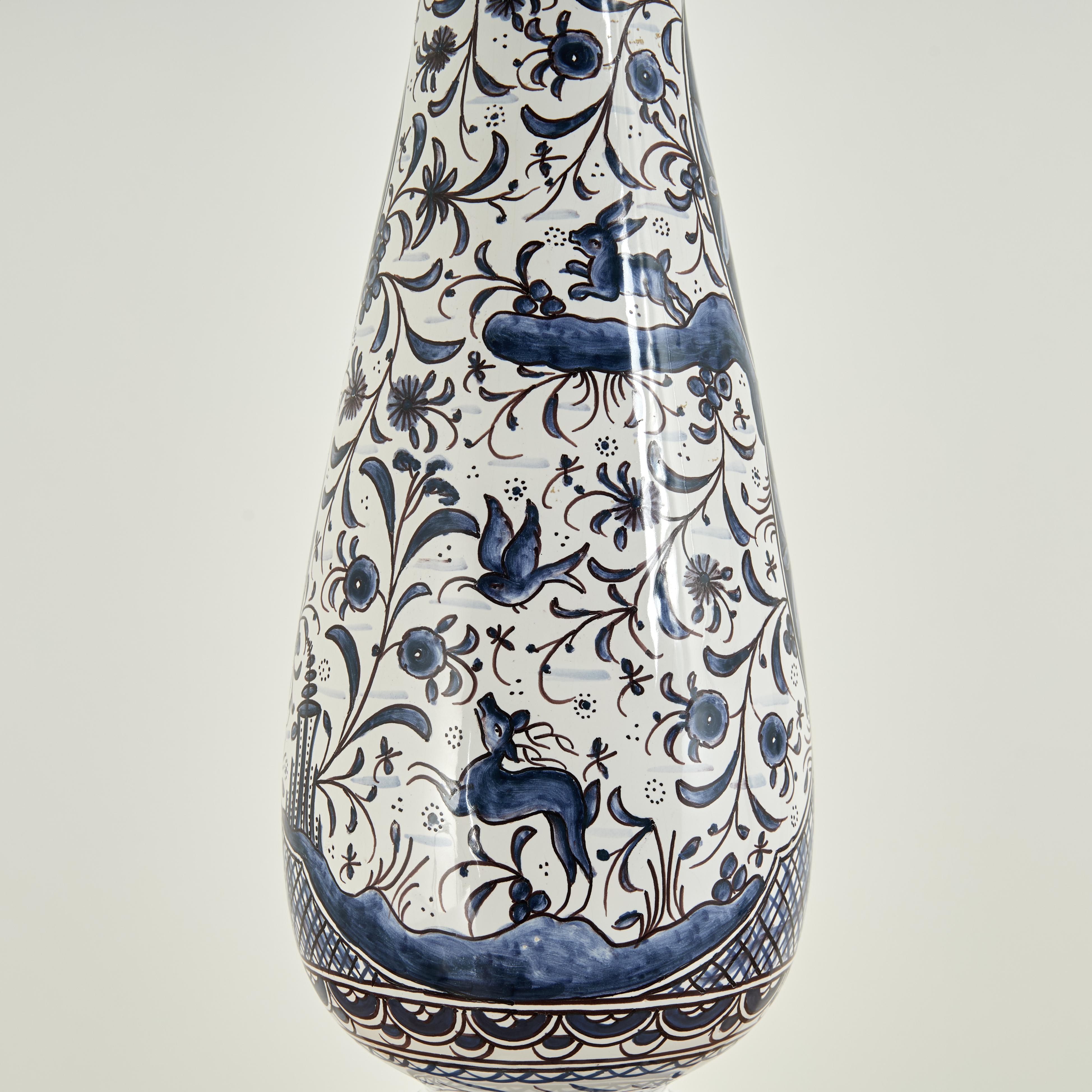 Ceramica Lampada da terra portoghese in porcellana bianca e blu d'epoca in vendita