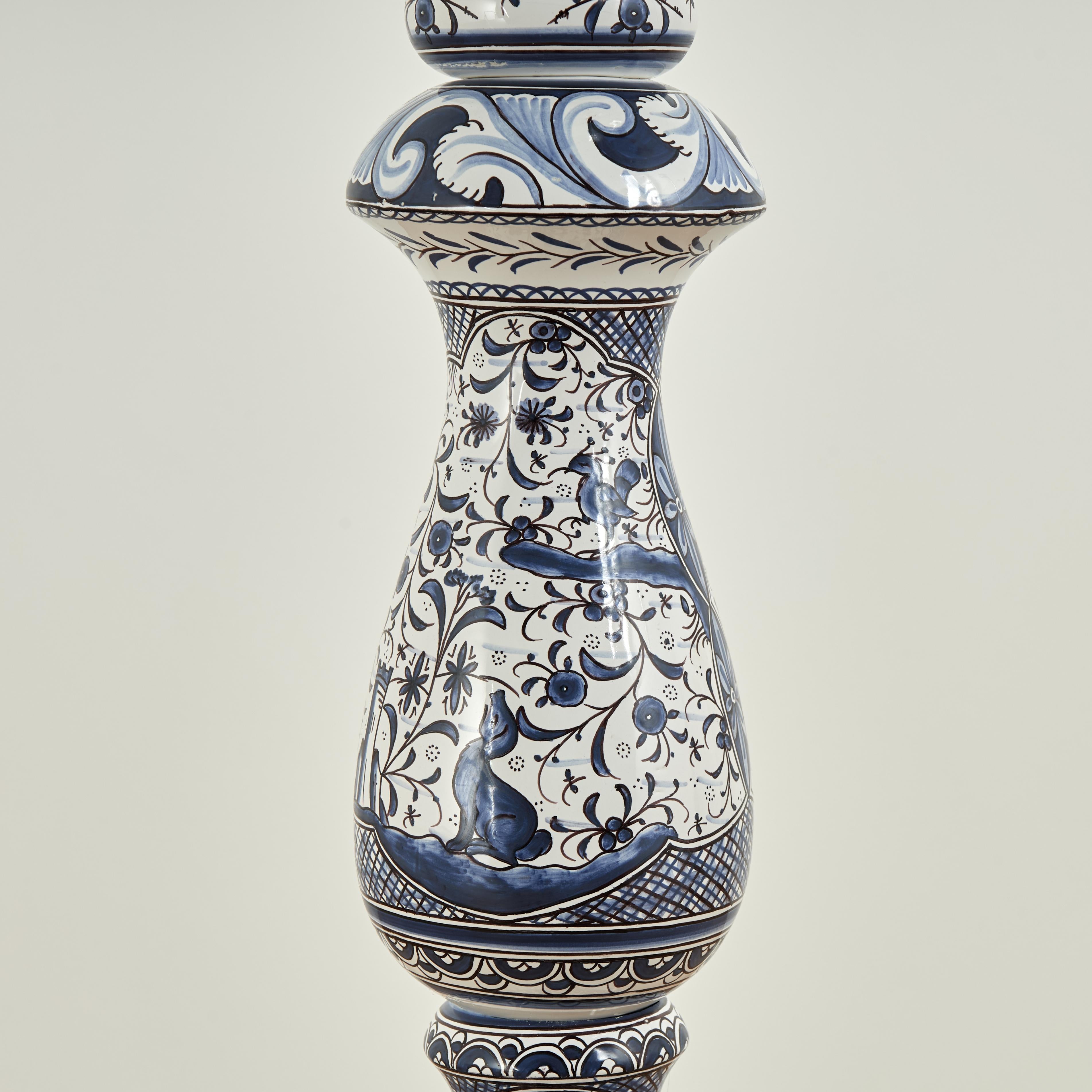 Lampada da terra portoghese in porcellana bianca e blu d'epoca in vendita 1